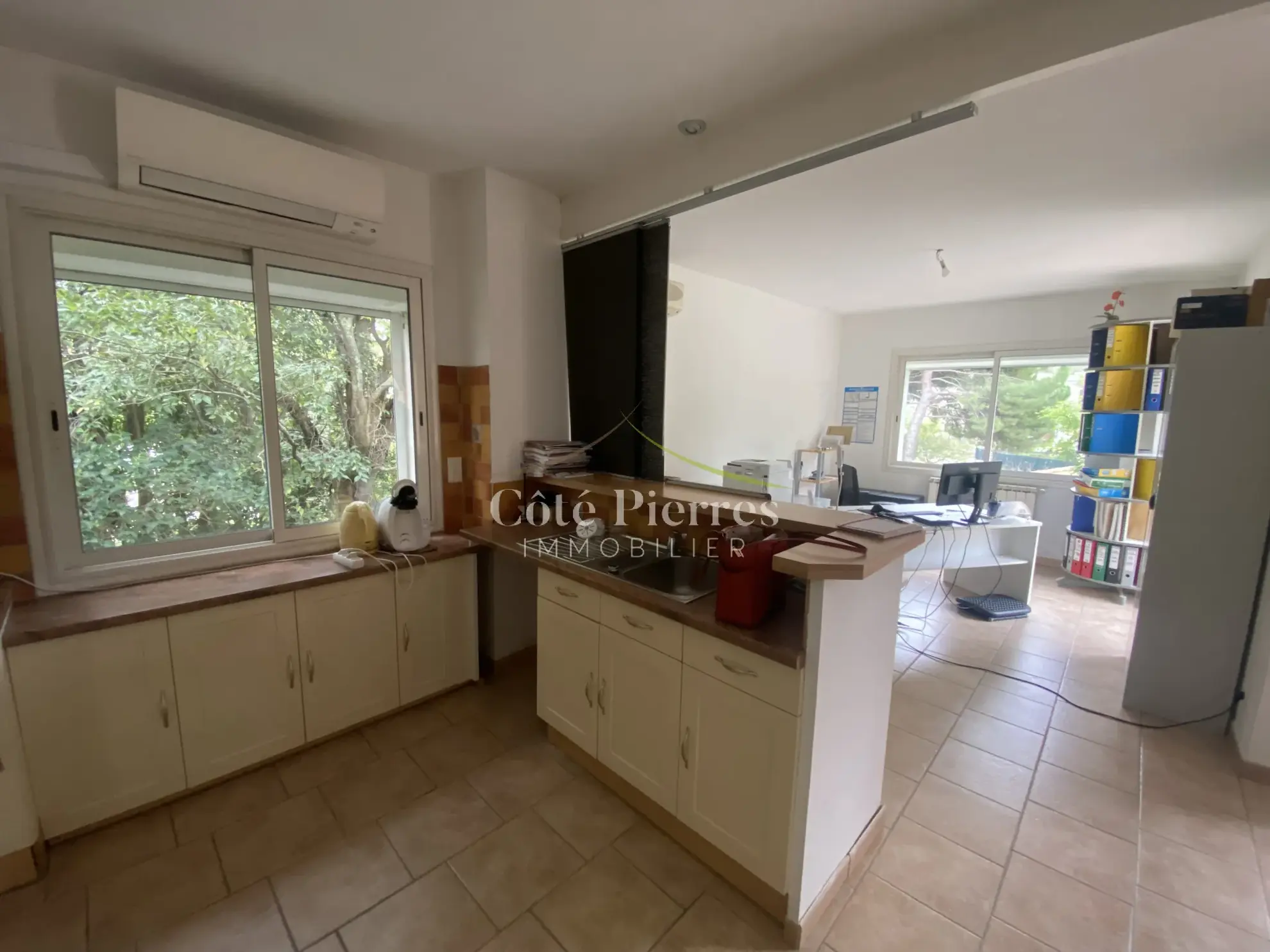 Maison spacieuse avec grand terrain à Saint Anastasie – Potentiel élevé 