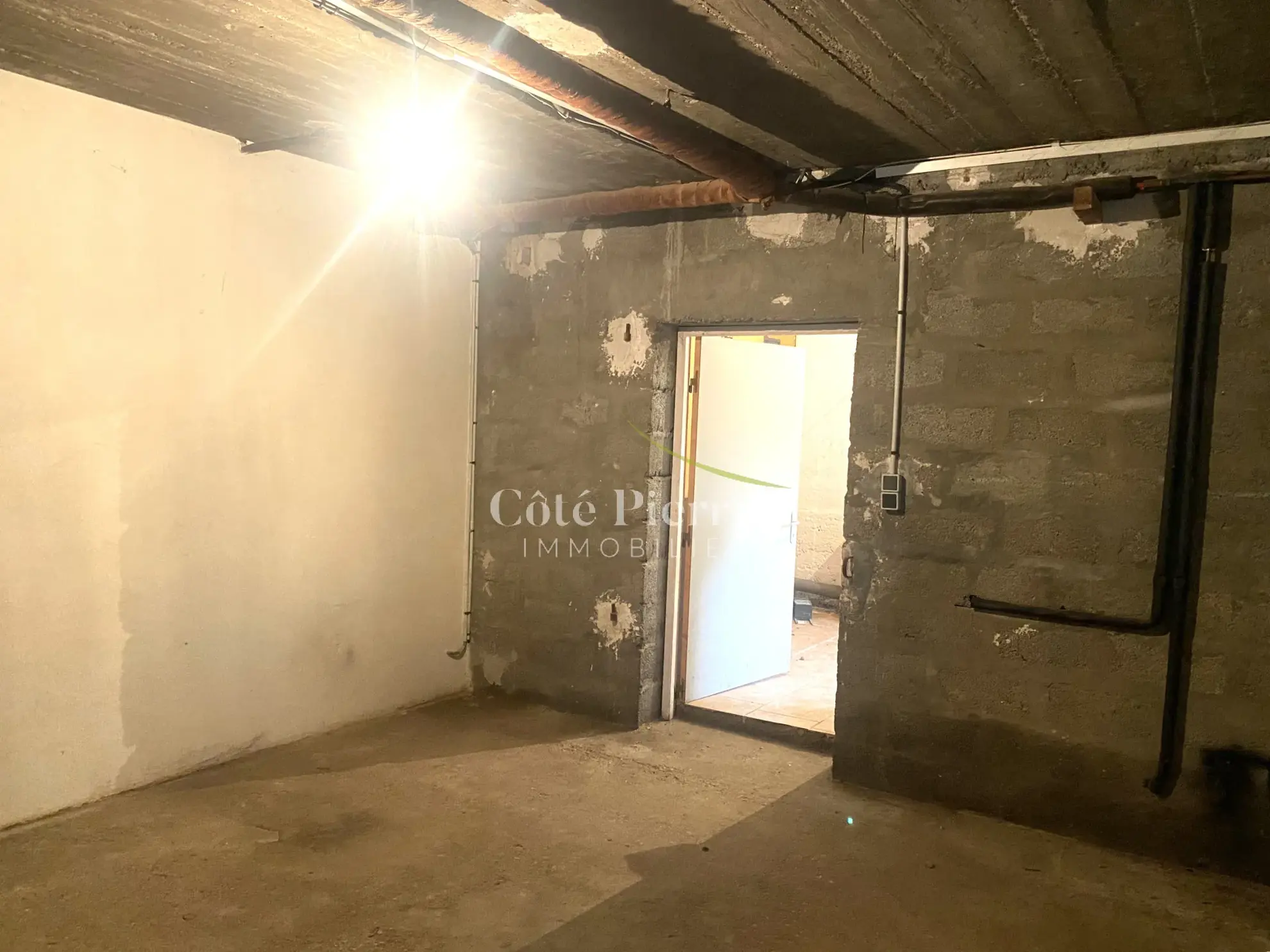 Maison spacieuse avec grand terrain à Saint Anastasie – Potentiel élevé 