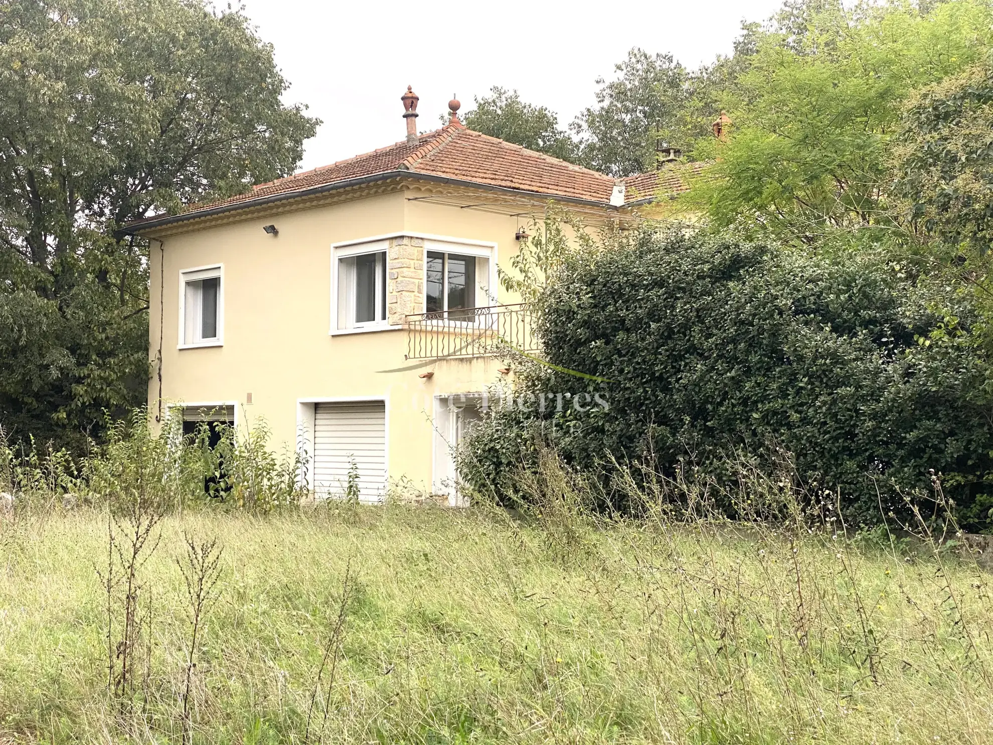 Belle maison à vendre à Saint Anastasie, proche d'Uzès et Nîmes, avec terrain arboré et dépendances