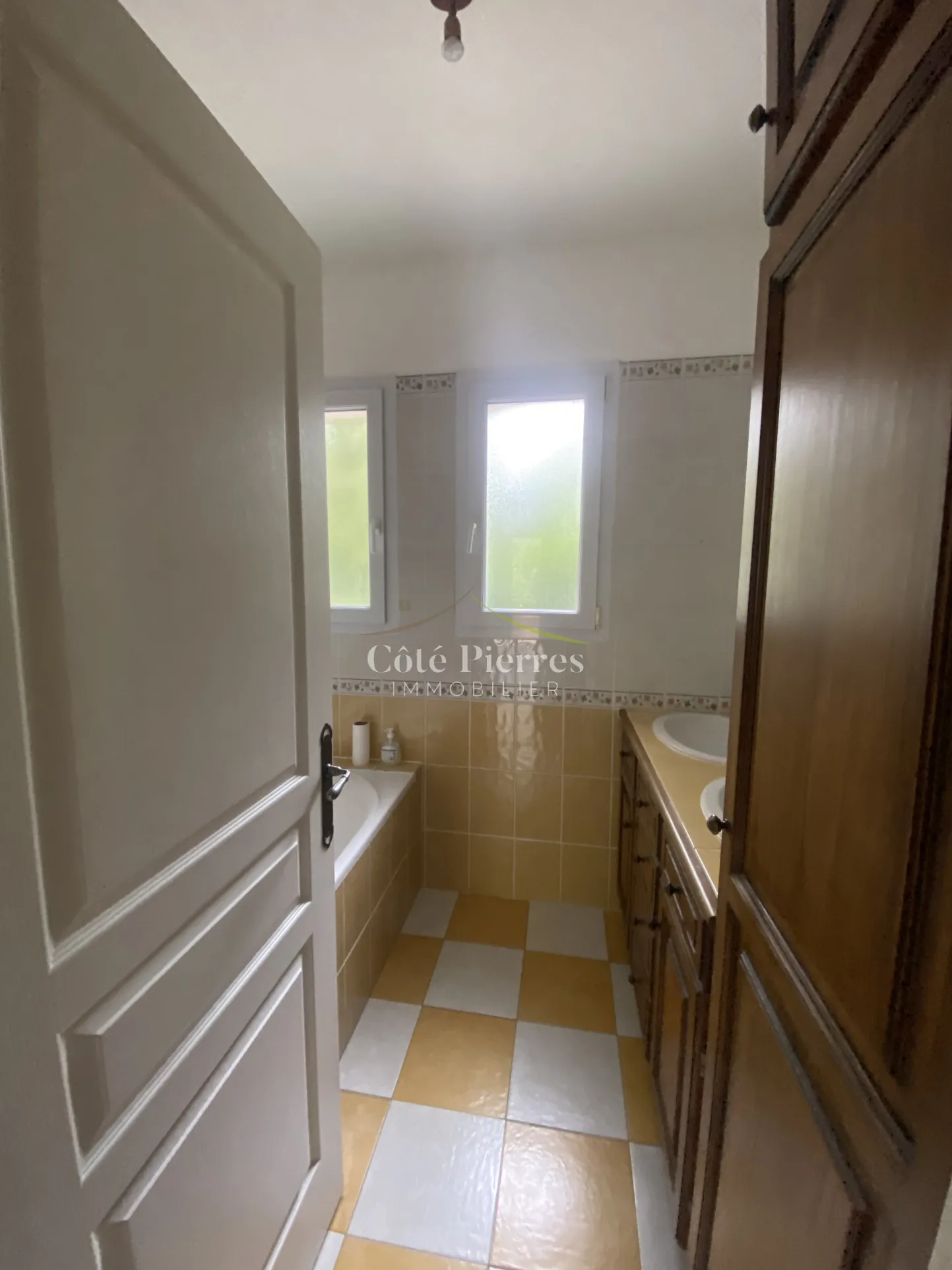 Maison spacieuse avec grand terrain à Saint Anastasie – Potentiel élevé 