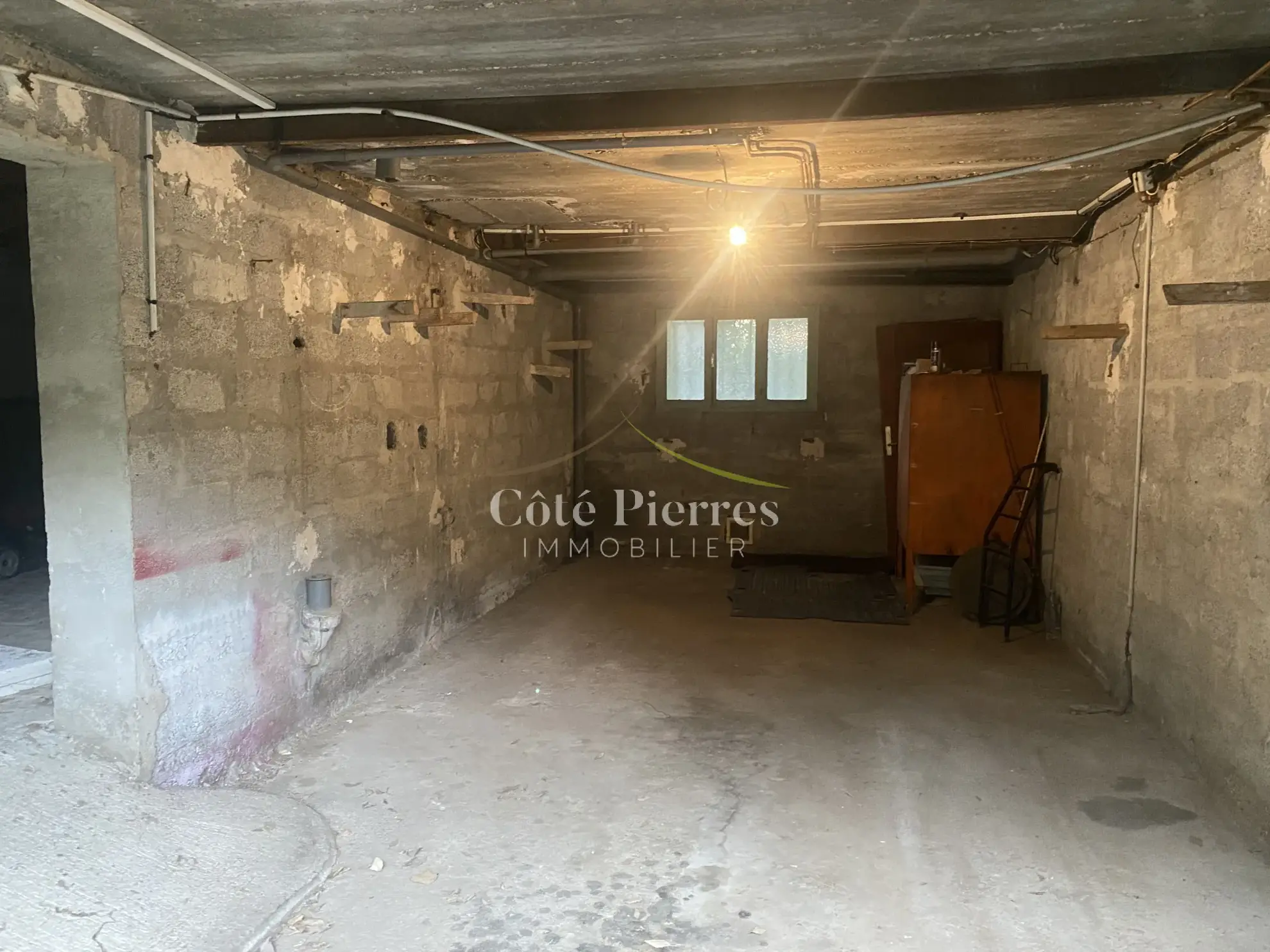 Maison spacieuse avec grand terrain à Saint Anastasie – Potentiel élevé 