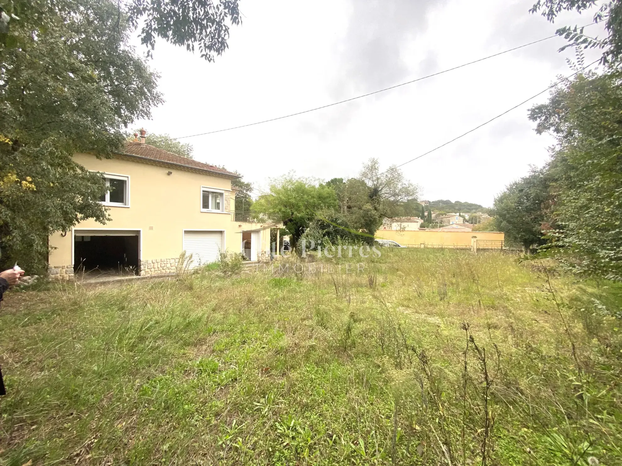 Maison spacieuse avec grand terrain à Saint Anastasie – Potentiel élevé 