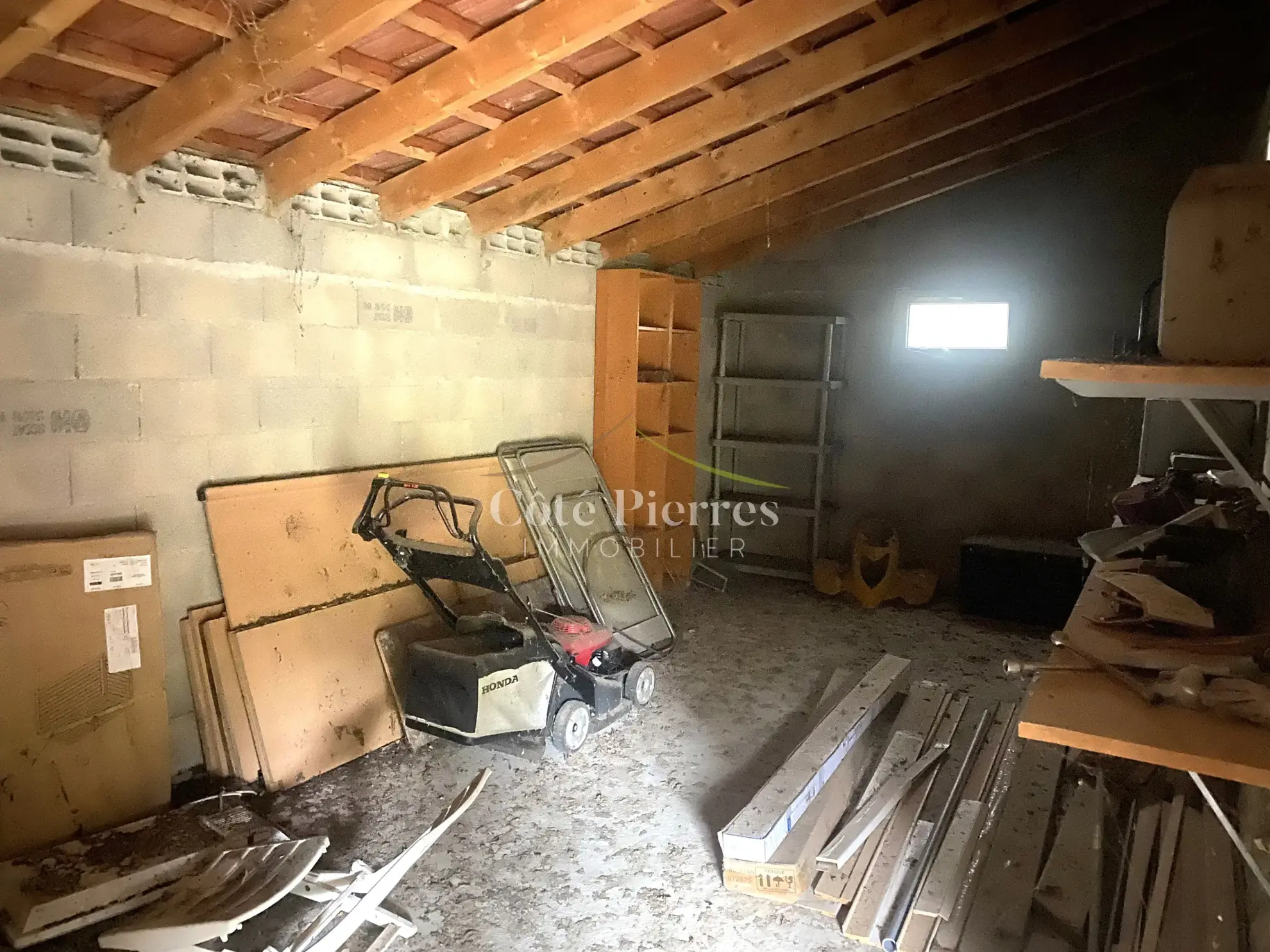 Maison spacieuse avec grand terrain à Saint Anastasie – Potentiel élevé 