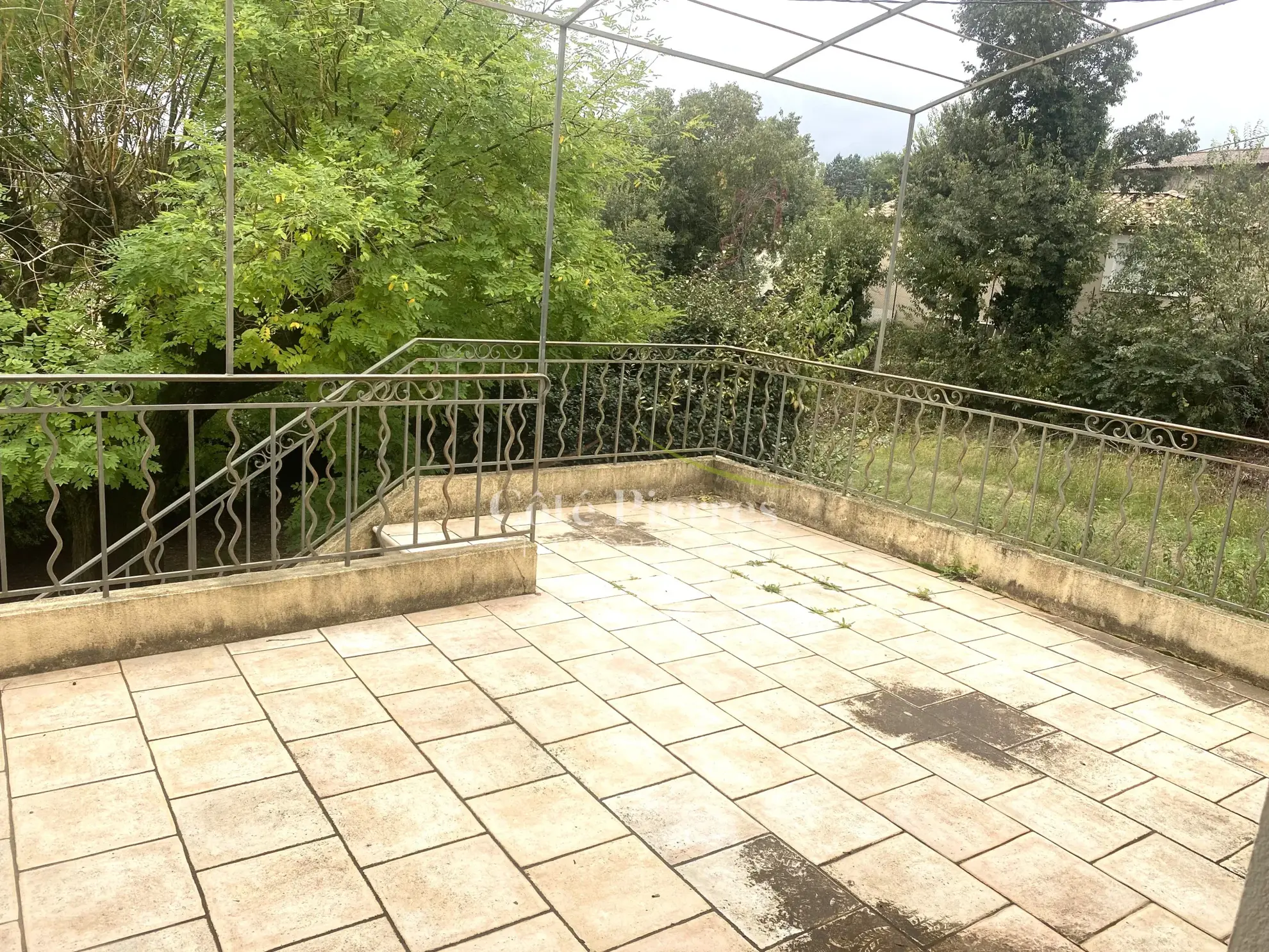 Maison spacieuse avec grand terrain à Saint Anastasie – Potentiel élevé 