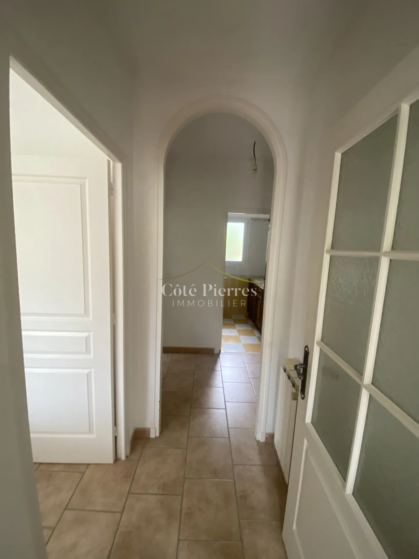 Maison spacieuse avec grand terrain à Saint Anastasie – Potentiel élevé 