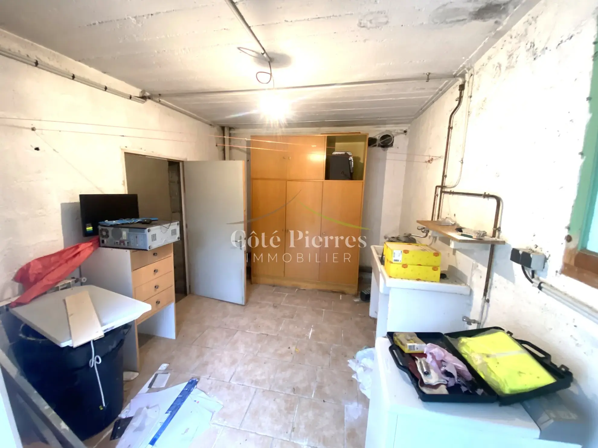 Maison spacieuse avec grand terrain à Saint Anastasie – Potentiel élevé 