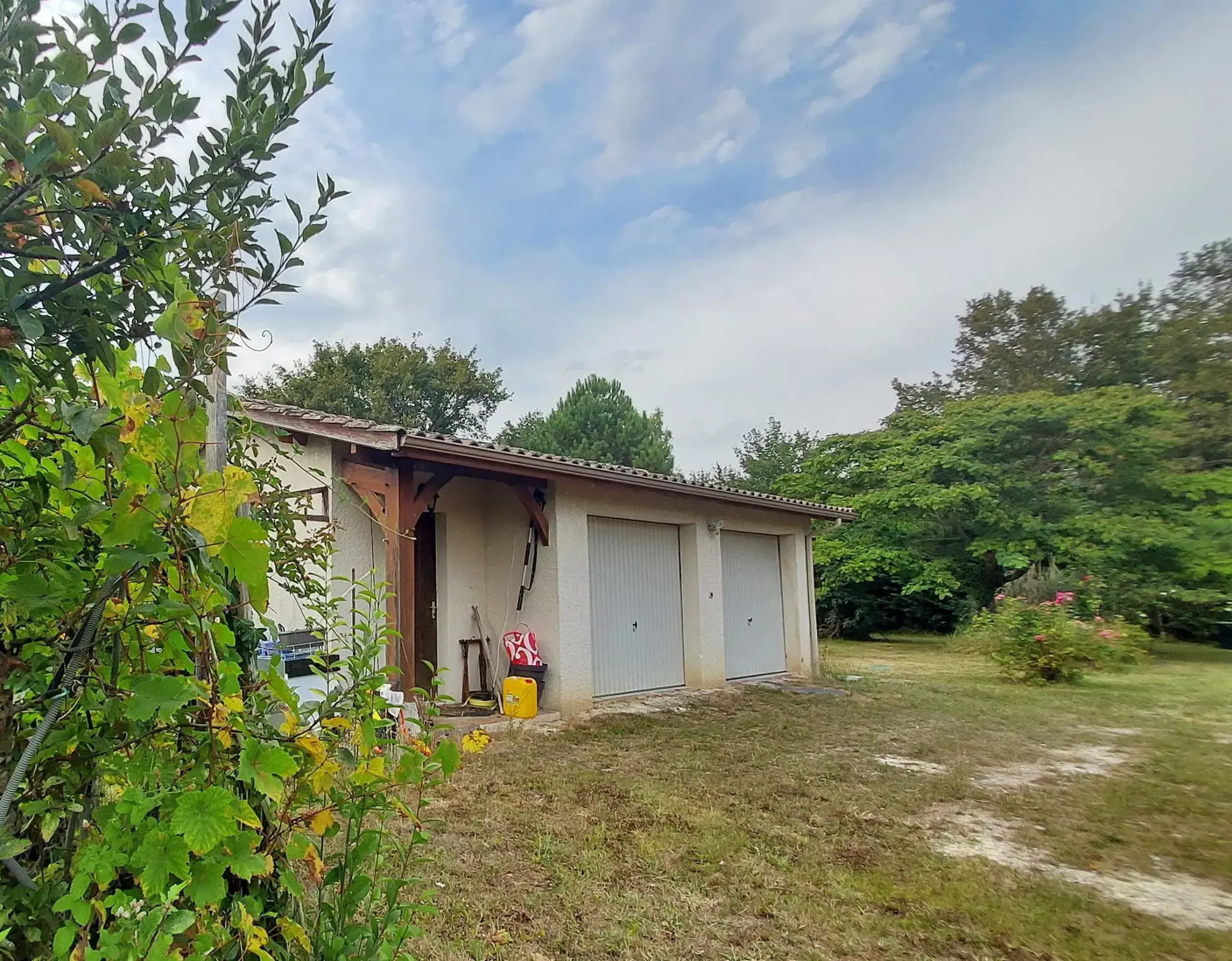 Maison avec grand terrain, piscine couverte et garage à Bazas en Gironde 