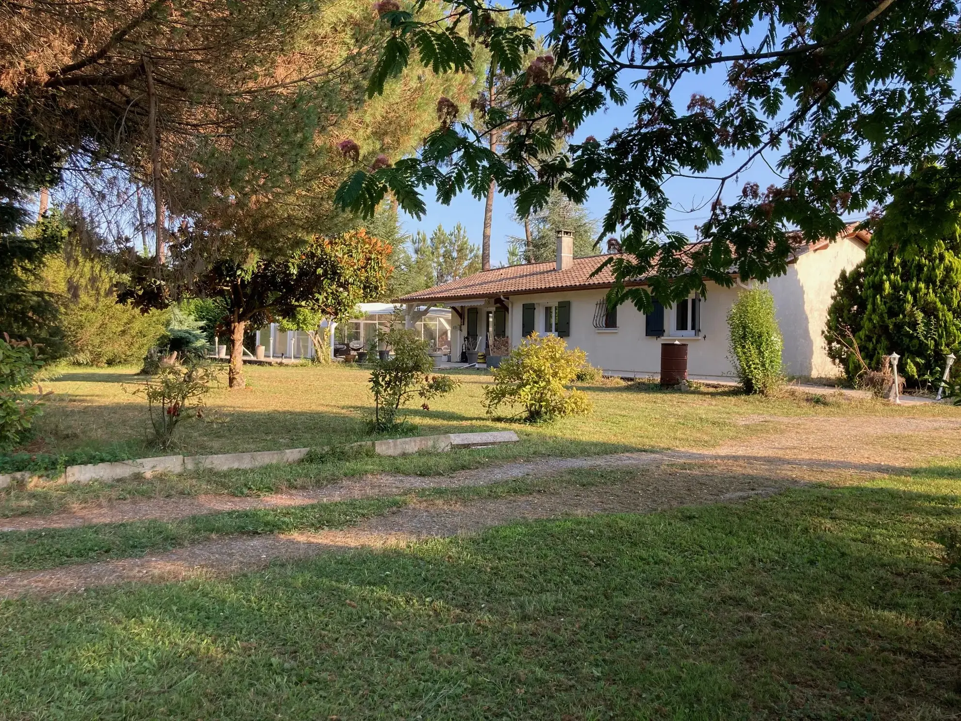 Maison avec grand terrain, piscine couverte et garage à Bazas en Gironde 