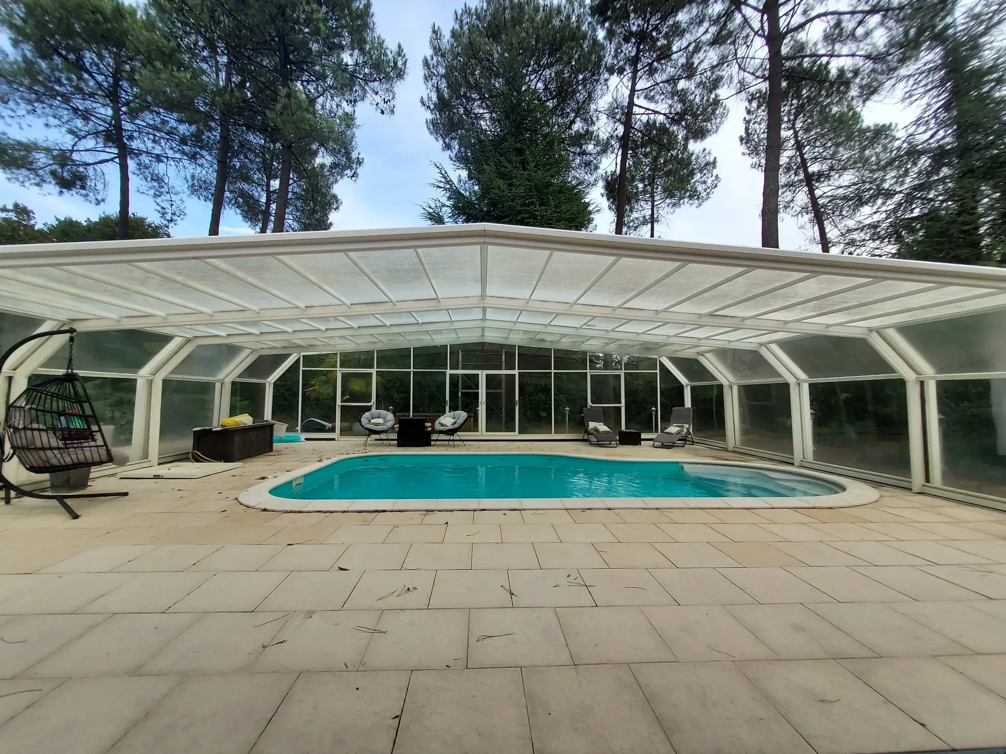 Maison avec grand terrain, piscine couverte et garage à Bazas en Gironde 