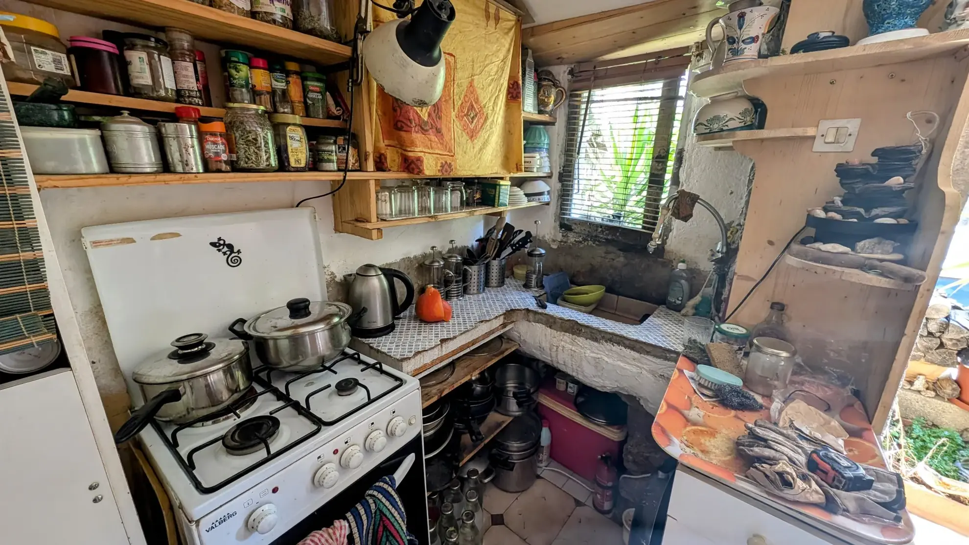 Maison en pierre à rénover avec grand potentiel à Montesquieu-Des-Albères 