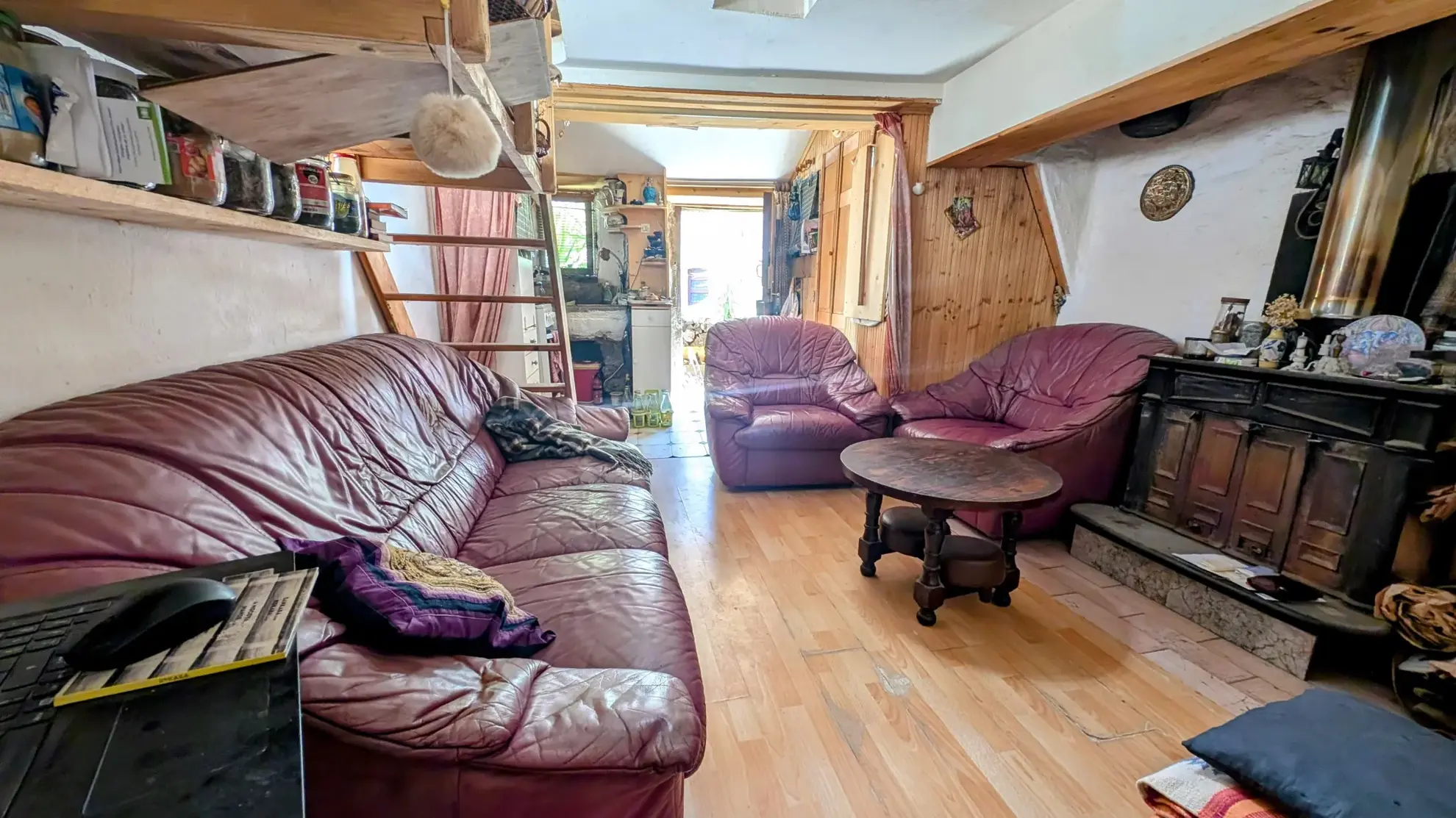 Maison en pierre à rénover avec grand potentiel à Montesquieu-Des-Albères 