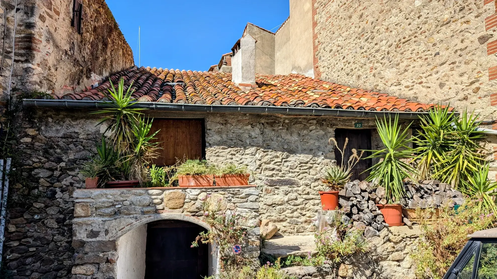 Maison en pierre à rénover avec grand potentiel à Montesquieu-Des-Albères