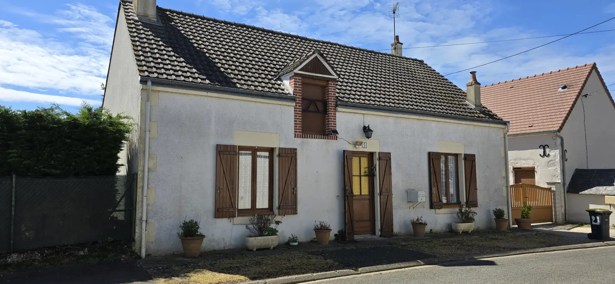 Maison à vendre à Ouzouer le Marché avec jardin et double garage 