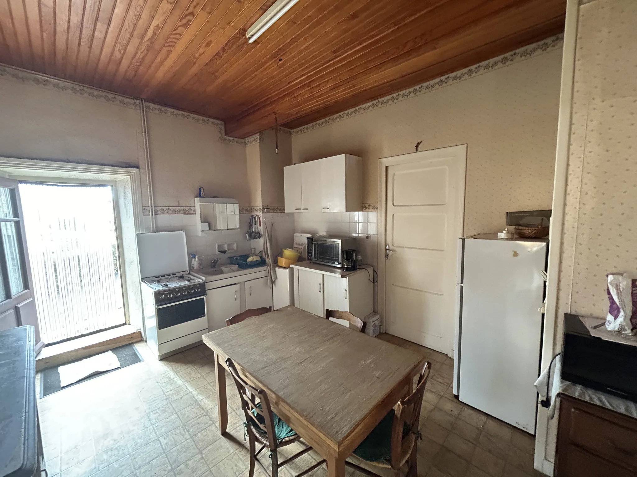 Ensemble immobilier à vendre à Saint Julien Chapteuil, maison en pierre et ferme à rénover en centre-bourg 