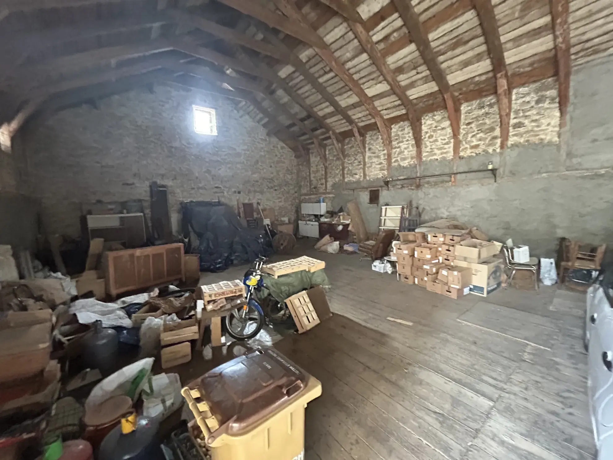 Ensemble immobilier à vendre à Saint Julien Chapteuil, maison en pierre et ferme à rénover en centre-bourg 