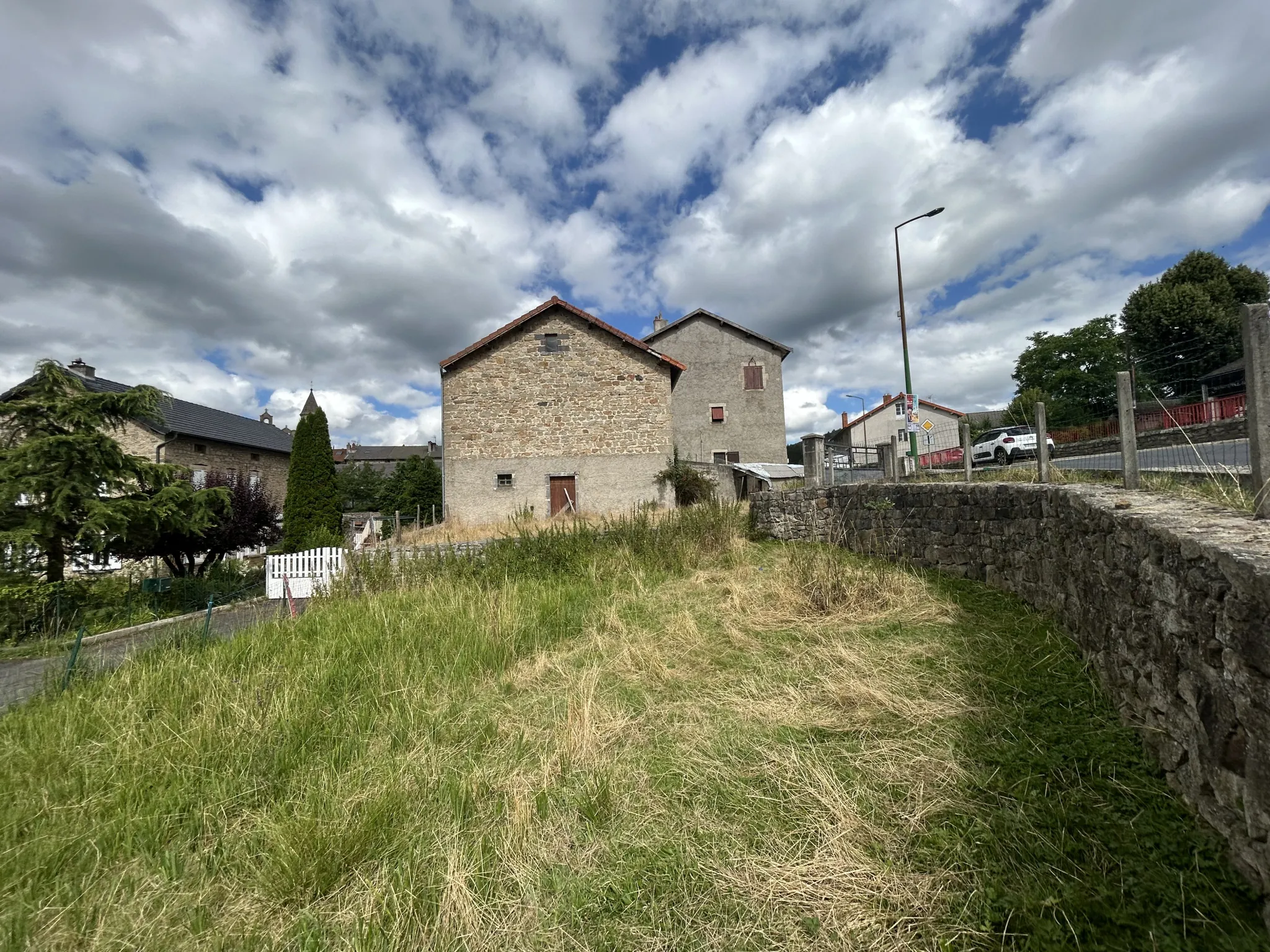 Ensemble immobilier à vendre à Saint Julien Chapteuil, maison en pierre et ferme à rénover en centre-bourg 