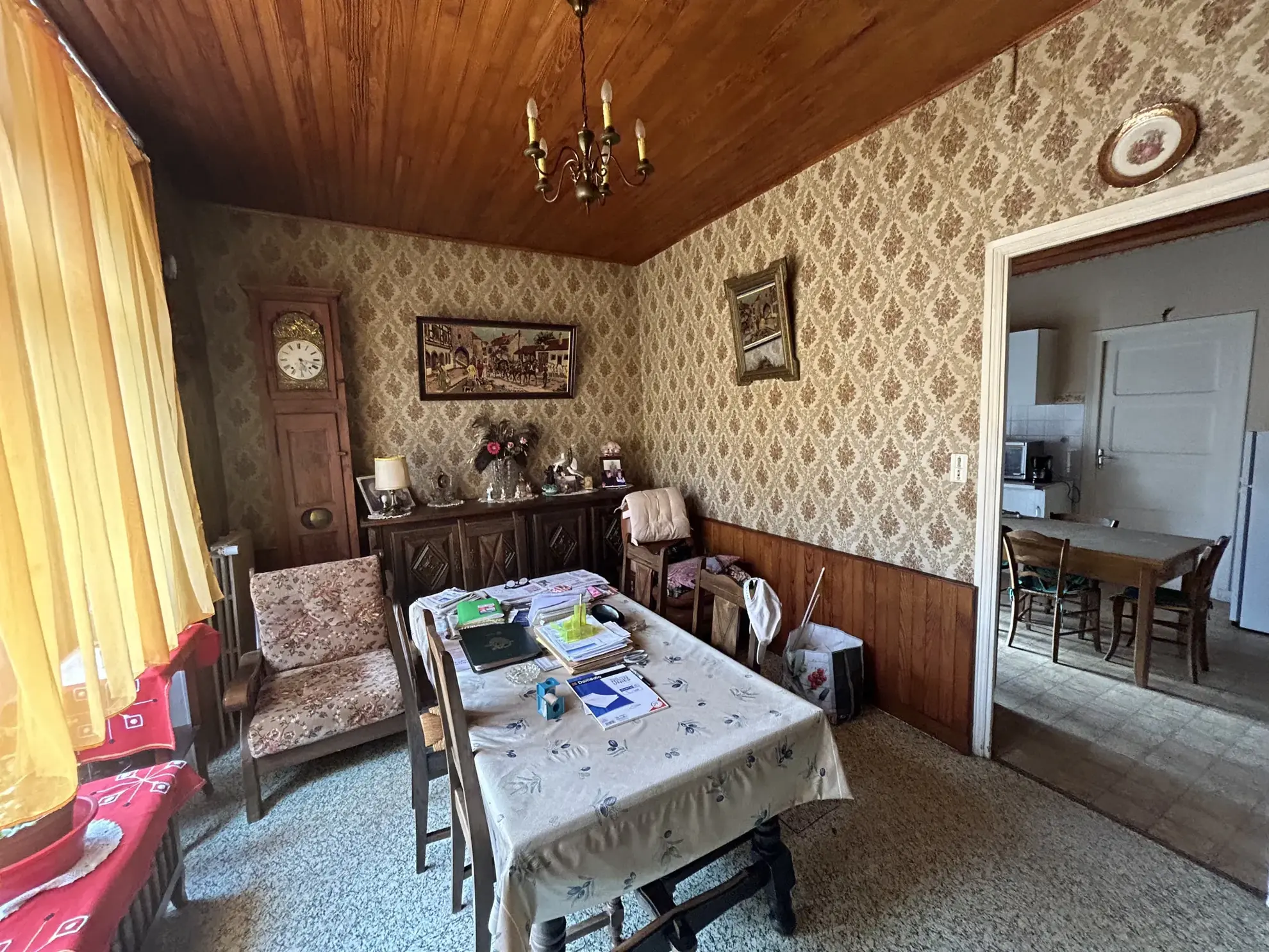 Ensemble immobilier à vendre à Saint Julien Chapteuil, maison en pierre et ferme à rénover en centre-bourg 