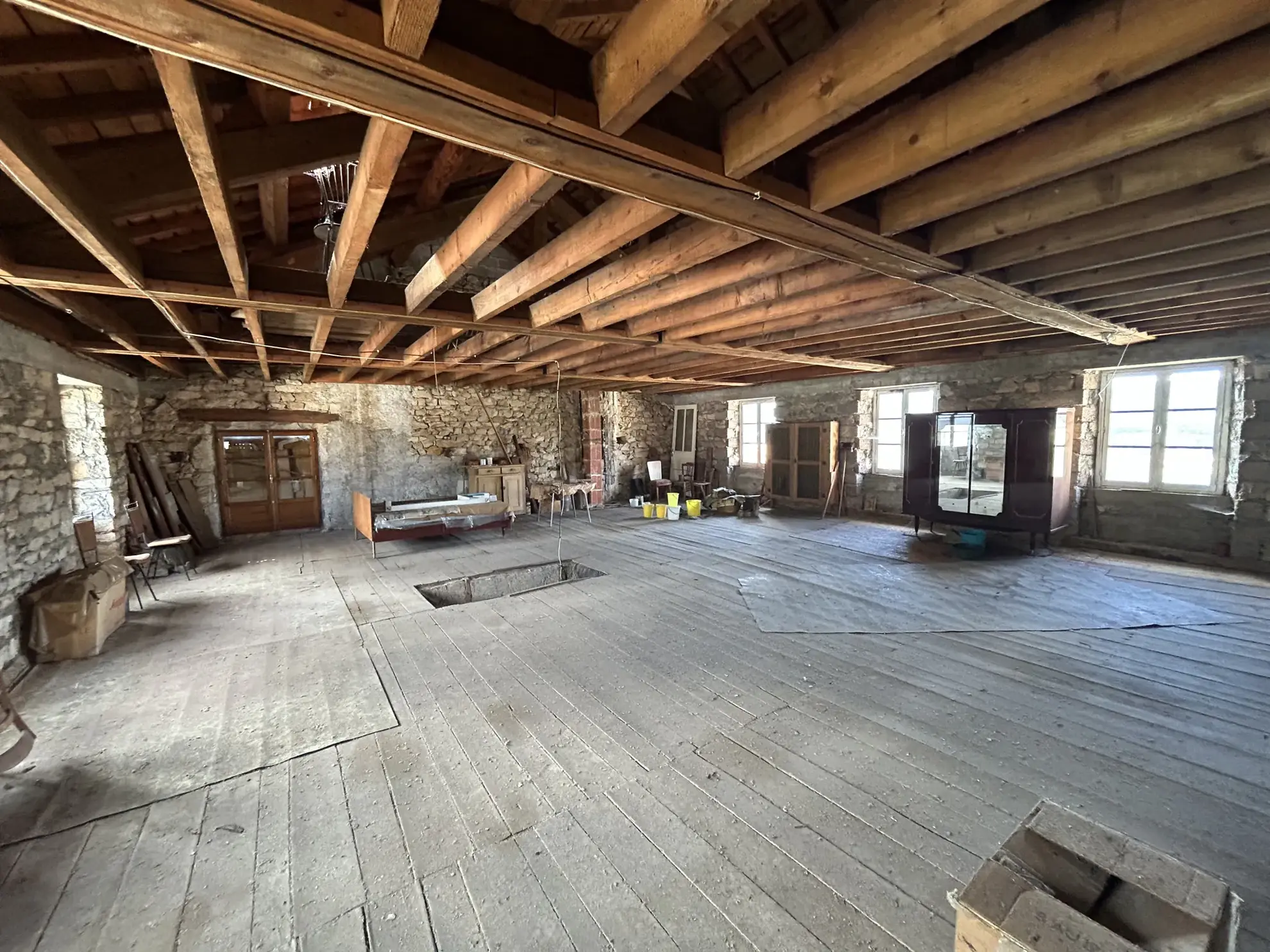 Ensemble immobilier à vendre à Saint Julien Chapteuil, maison en pierre et ferme à rénover en centre-bourg 