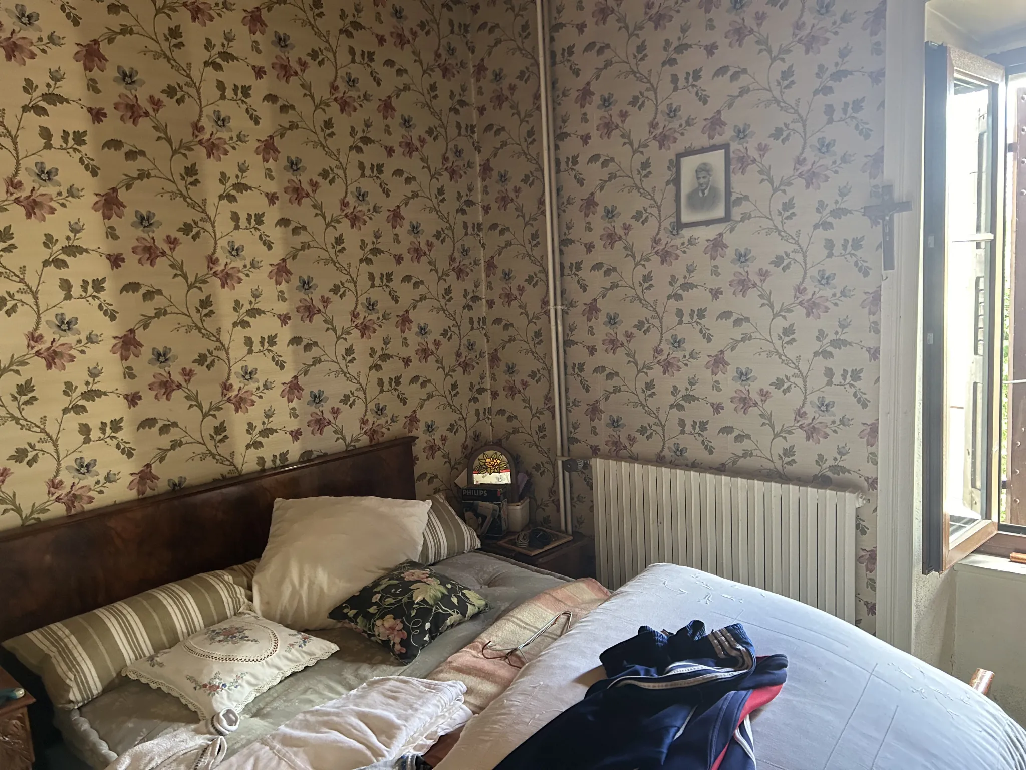 Ensemble immobilier à vendre à Saint Julien Chapteuil, maison en pierre et ferme à rénover en centre-bourg 