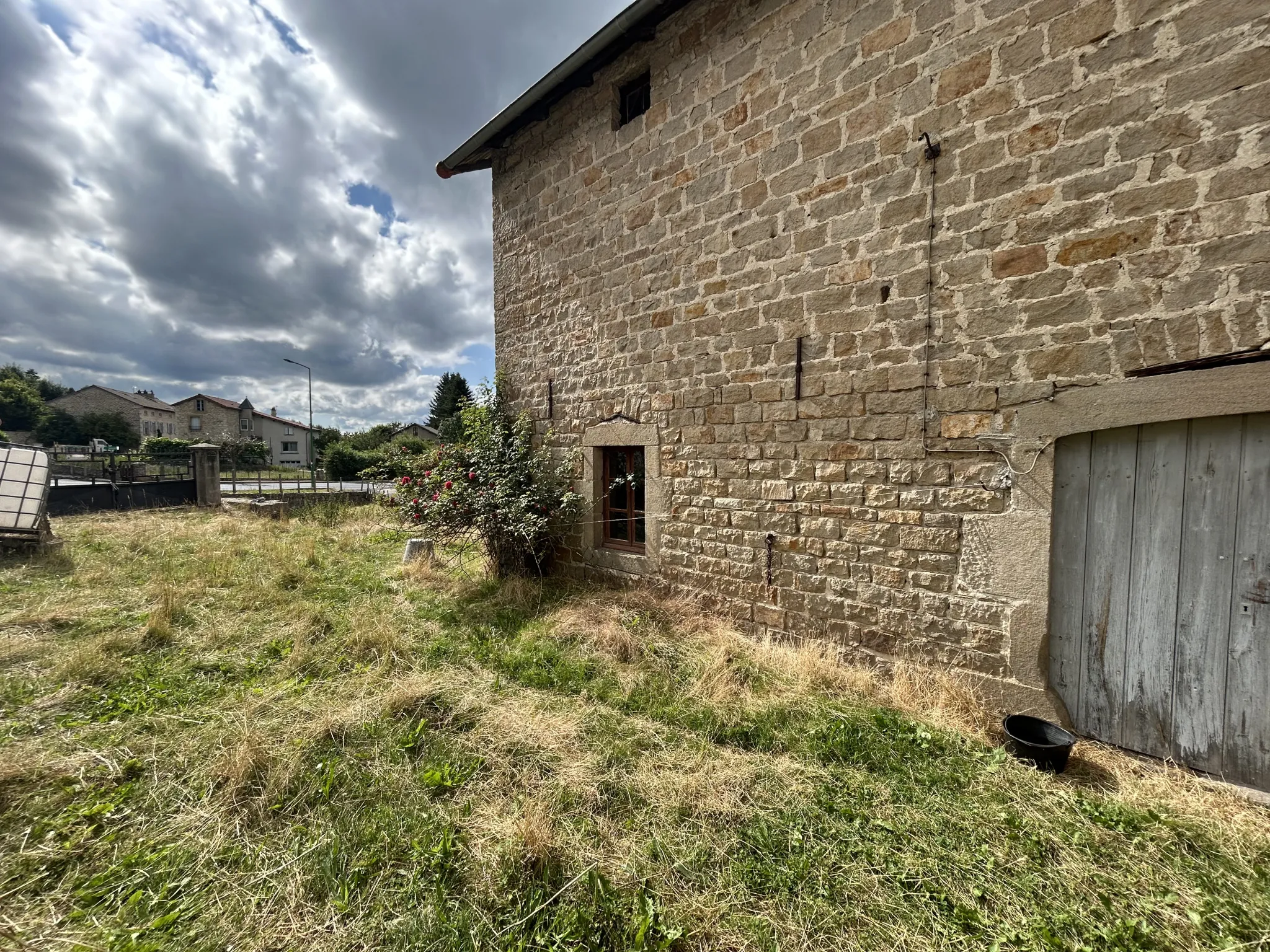 Ensemble immobilier à vendre à Saint Julien Chapteuil, maison en pierre et ferme à rénover en centre-bourg 