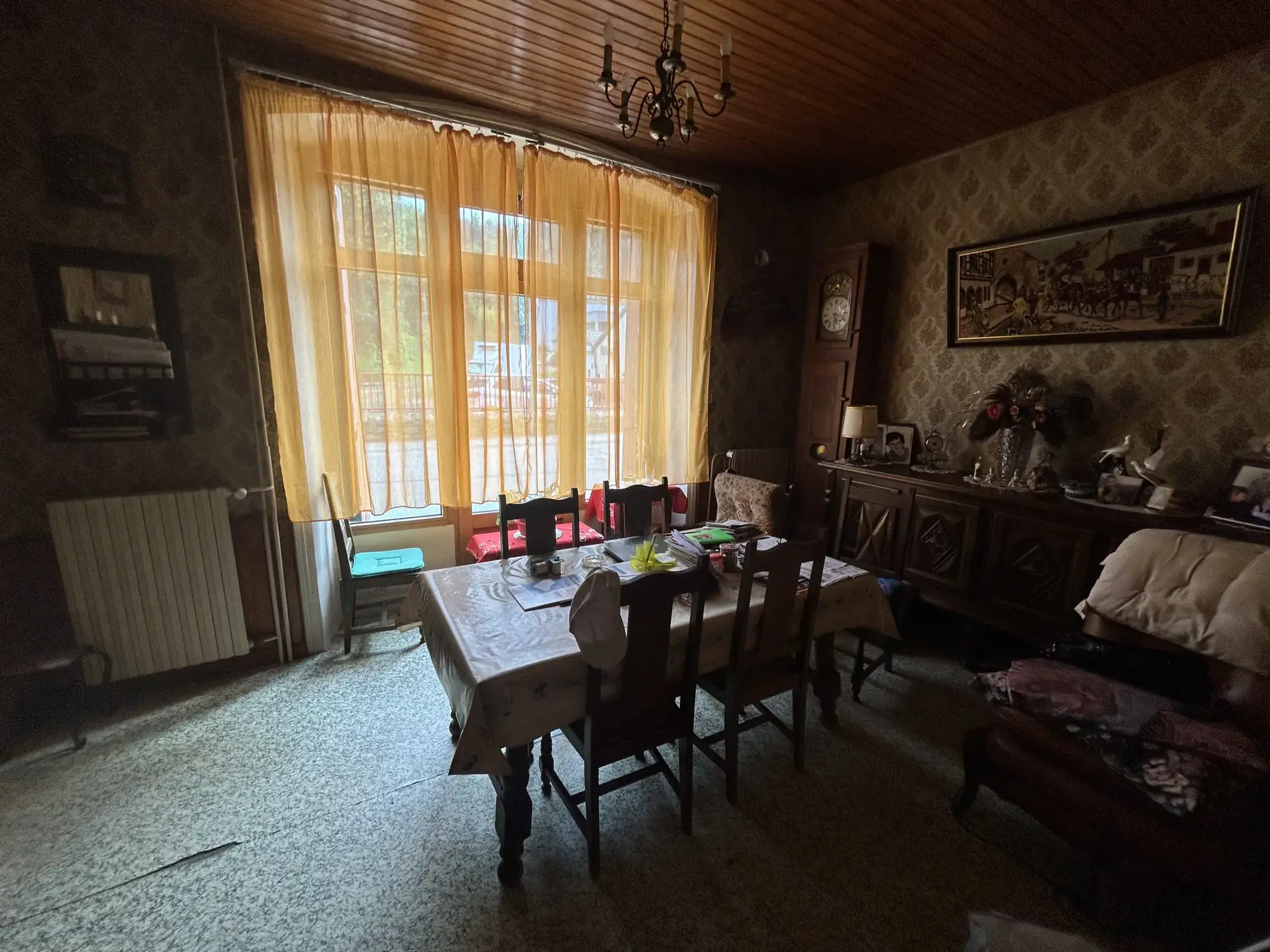 Ensemble immobilier à vendre à Saint Julien Chapteuil, maison en pierre et ferme à rénover en centre-bourg 