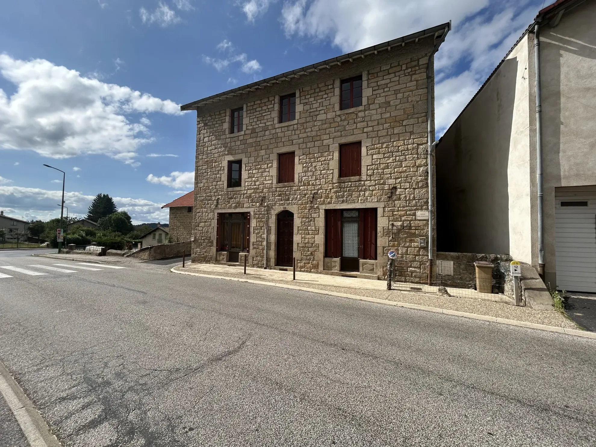 Ensemble immobilier à vendre à Saint Julien Chapteuil, maison en pierre et ferme à rénover en centre-bourg 
