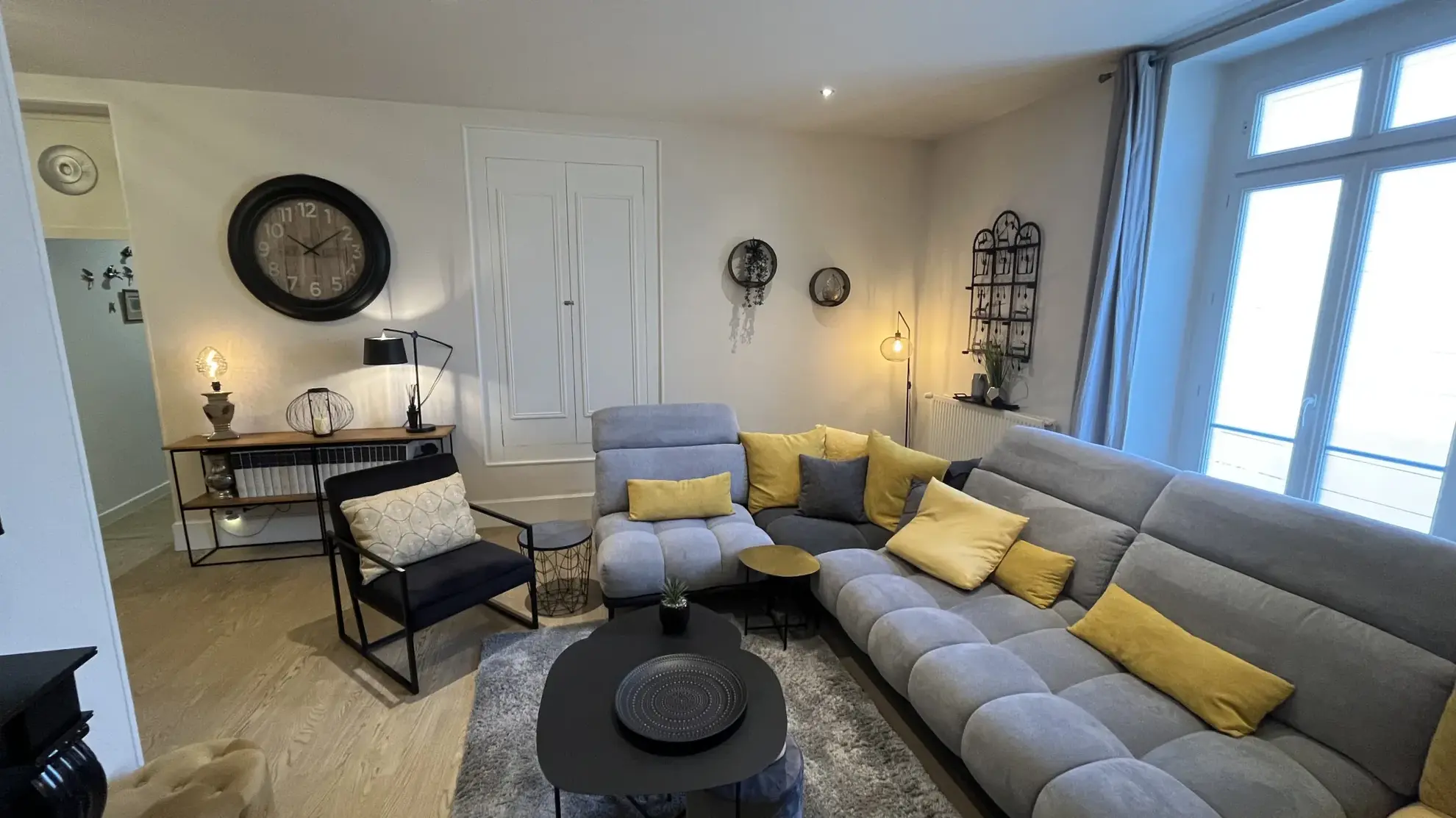 Bel appartement de 150 m² avec extérieur et stationnement en centre-ville d'Autun 