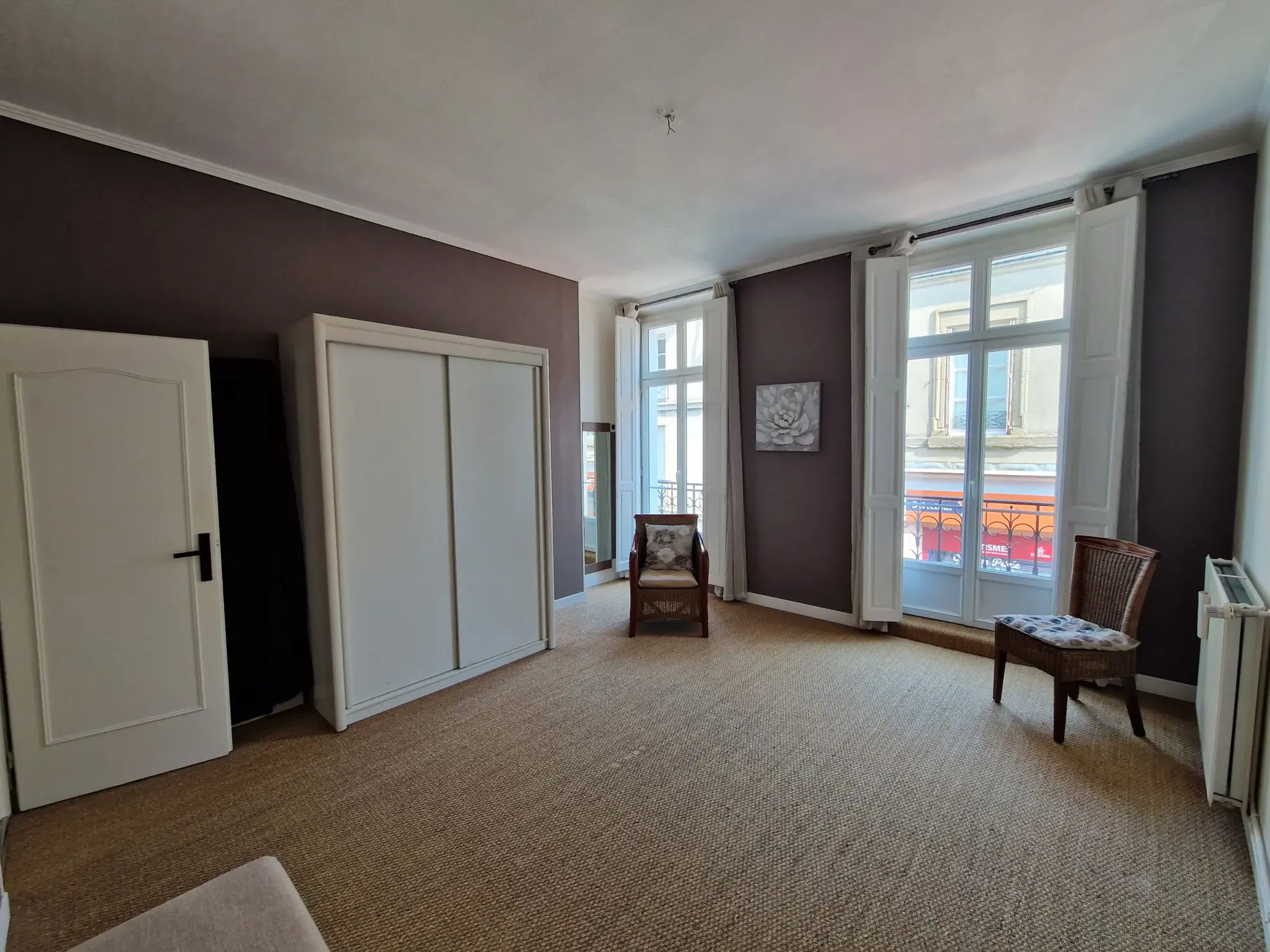 Bel appartement de 150 m² avec extérieur et stationnement en centre-ville d'Autun 