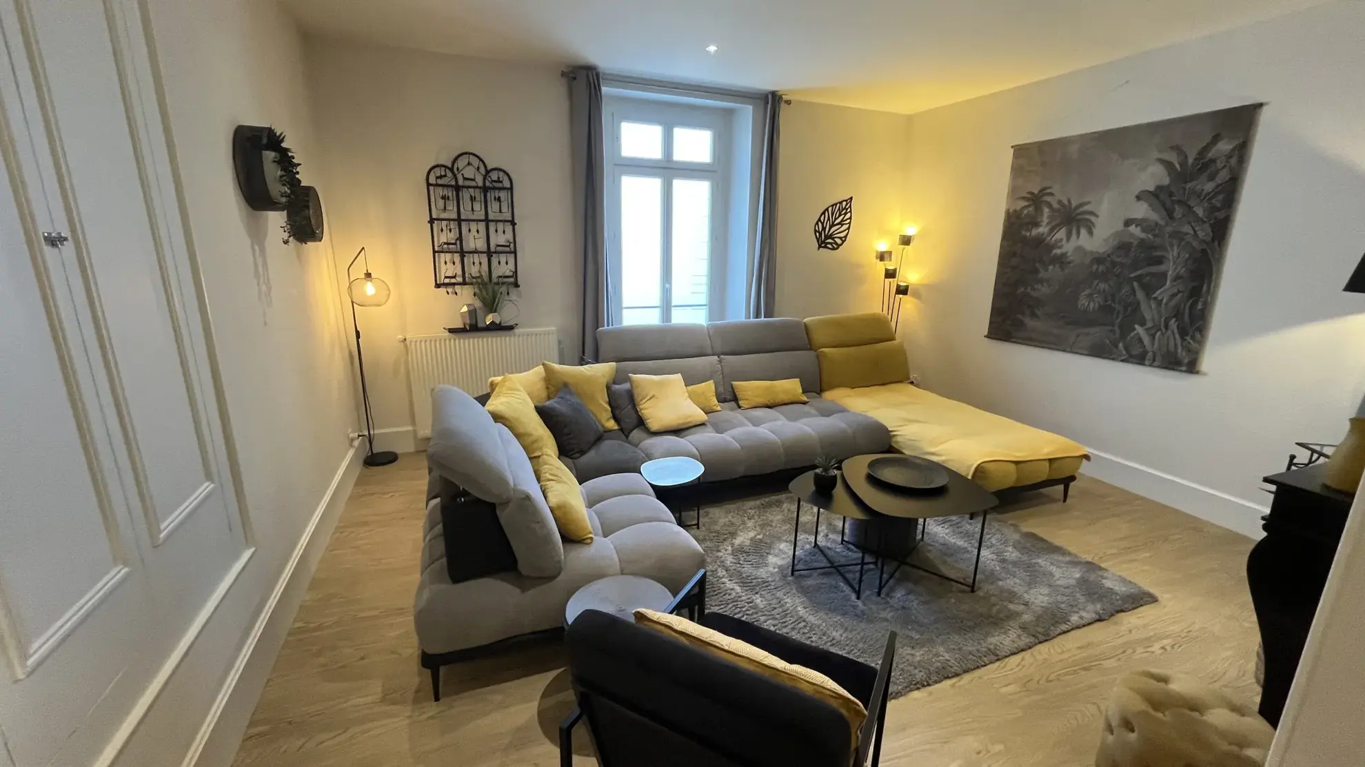 Bel appartement de 150 m² avec extérieur et stationnement en centre-ville d'Autun 