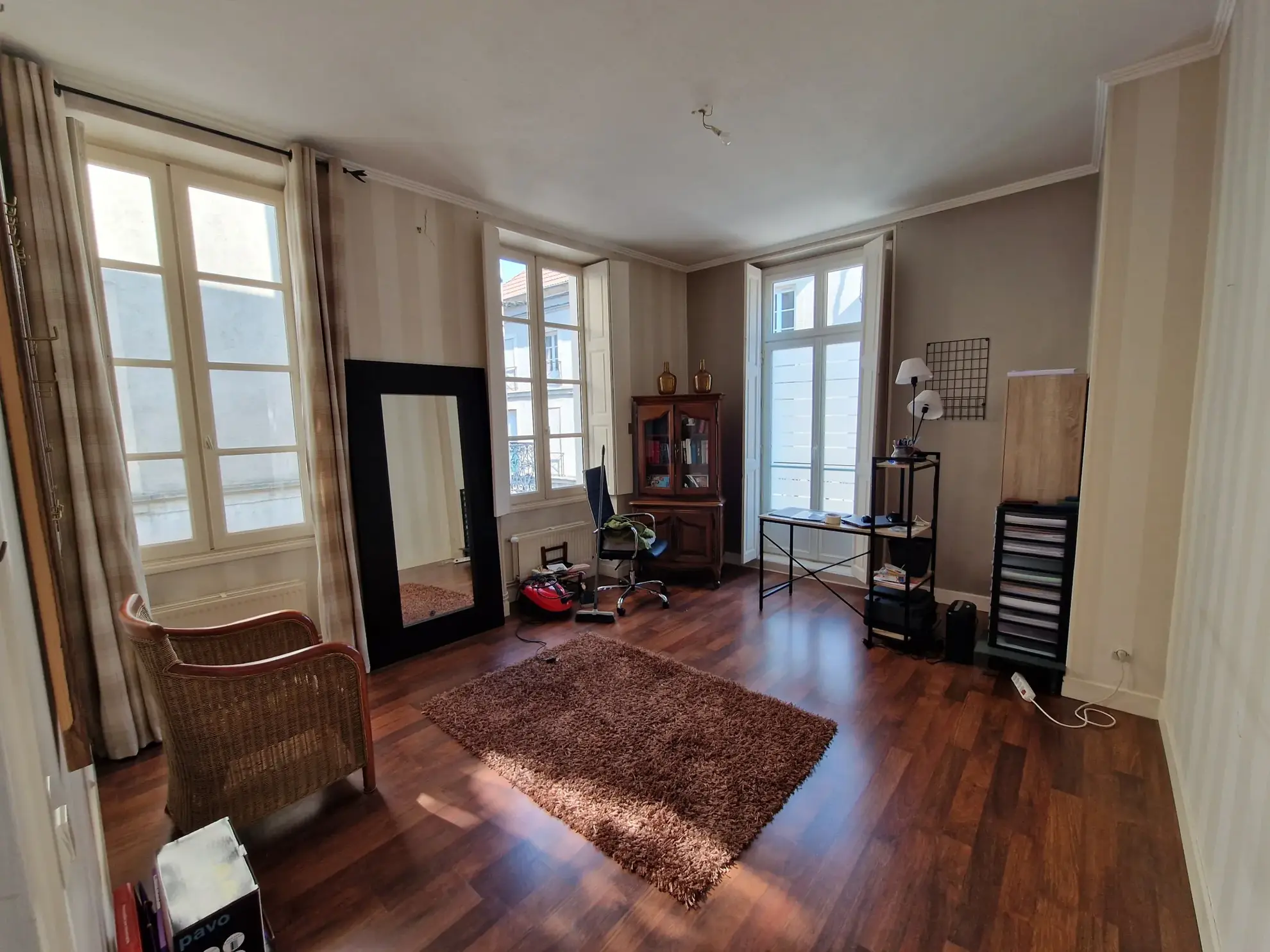 Bel appartement de 150 m² avec extérieur et stationnement en centre-ville d'Autun 