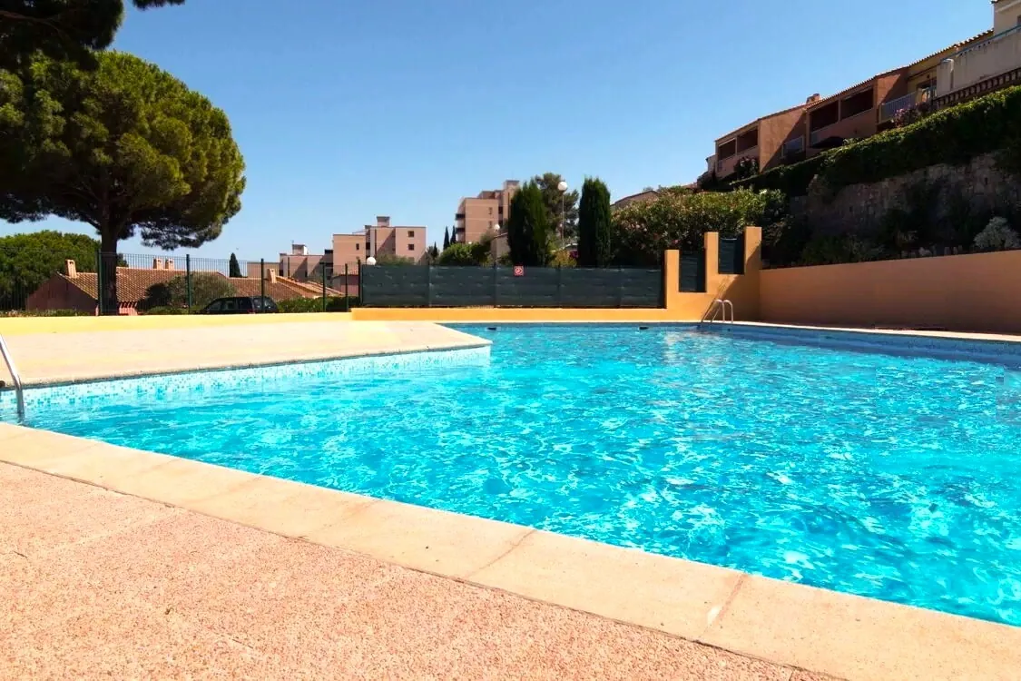 Achat duplex de 50 m² avec terrasse et piscine à Cavalaire-sur-Mer 