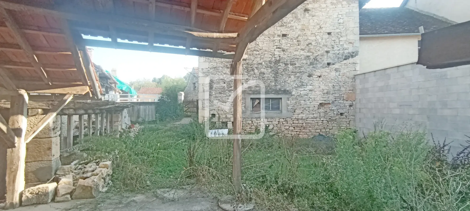 Maison de village en pierre avec atelier, grange et jardin à Sainte-Orse 