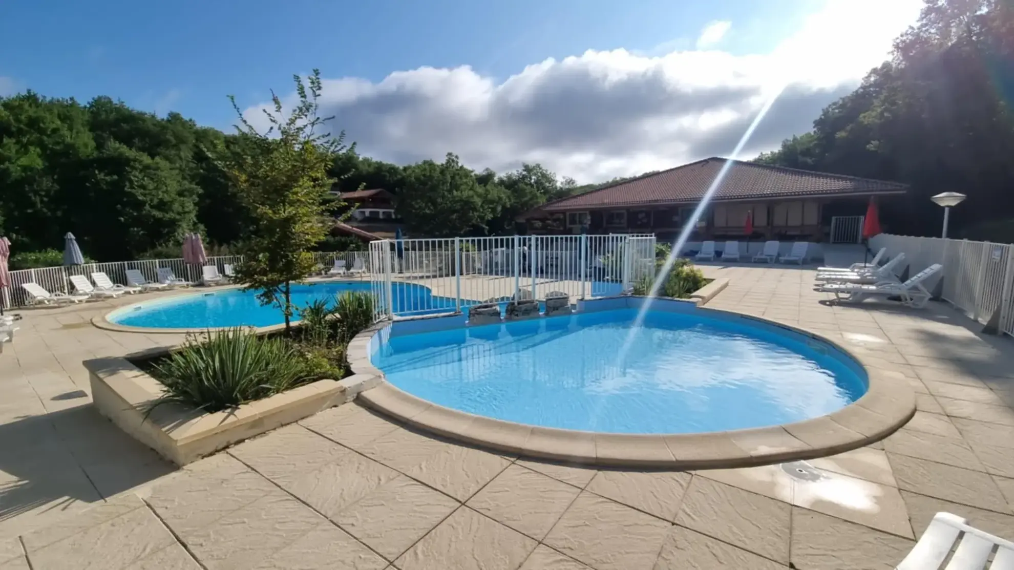 Chalet en bois de plain-pied avec vue sur la campagne à Mauroux 