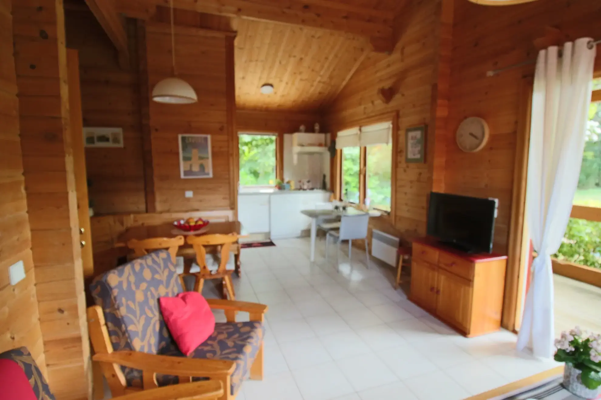 Chalet en bois de plain-pied avec vue sur la campagne à Mauroux 