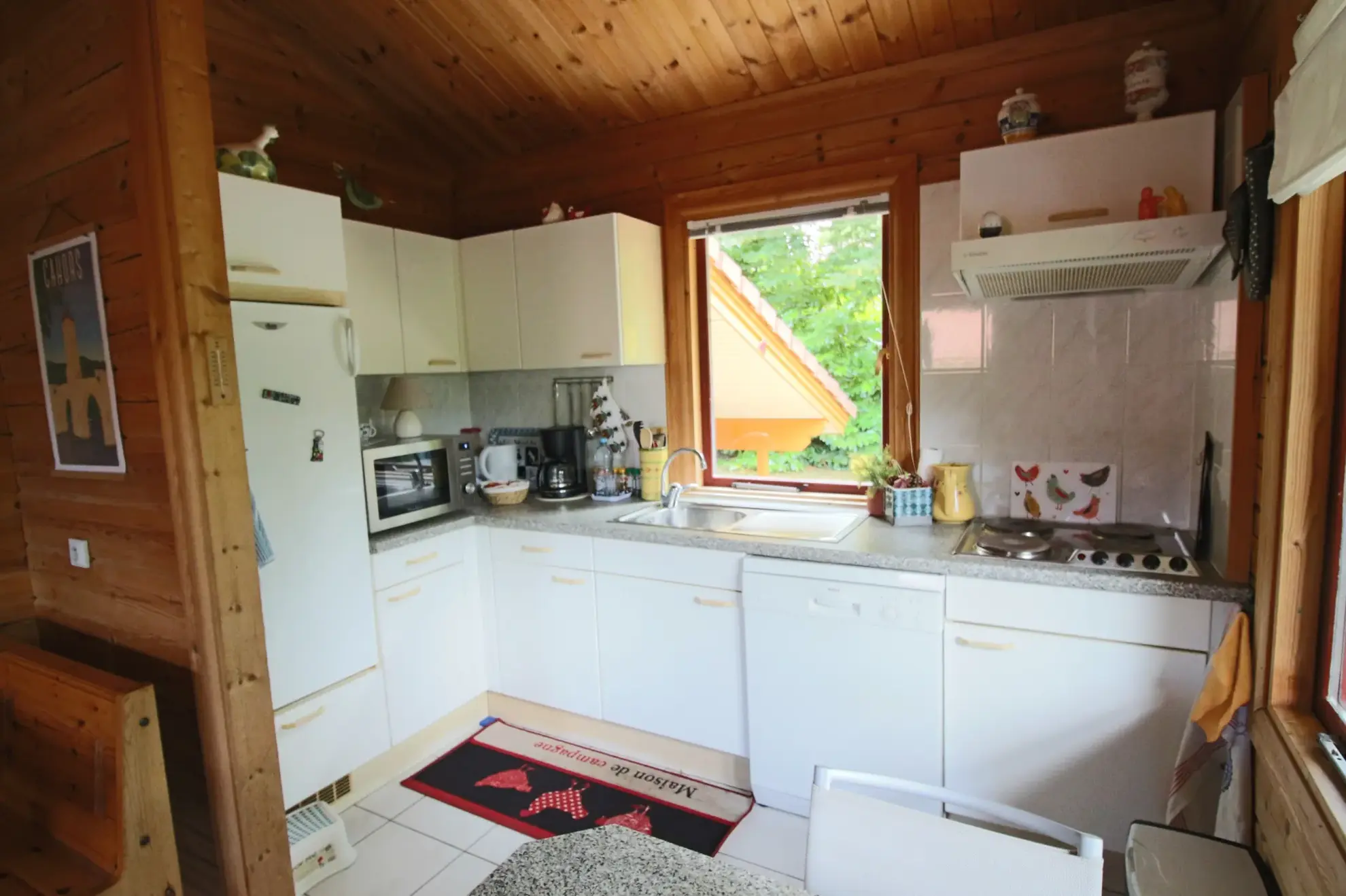 Chalet en bois de plain-pied avec vue sur la campagne à Mauroux 