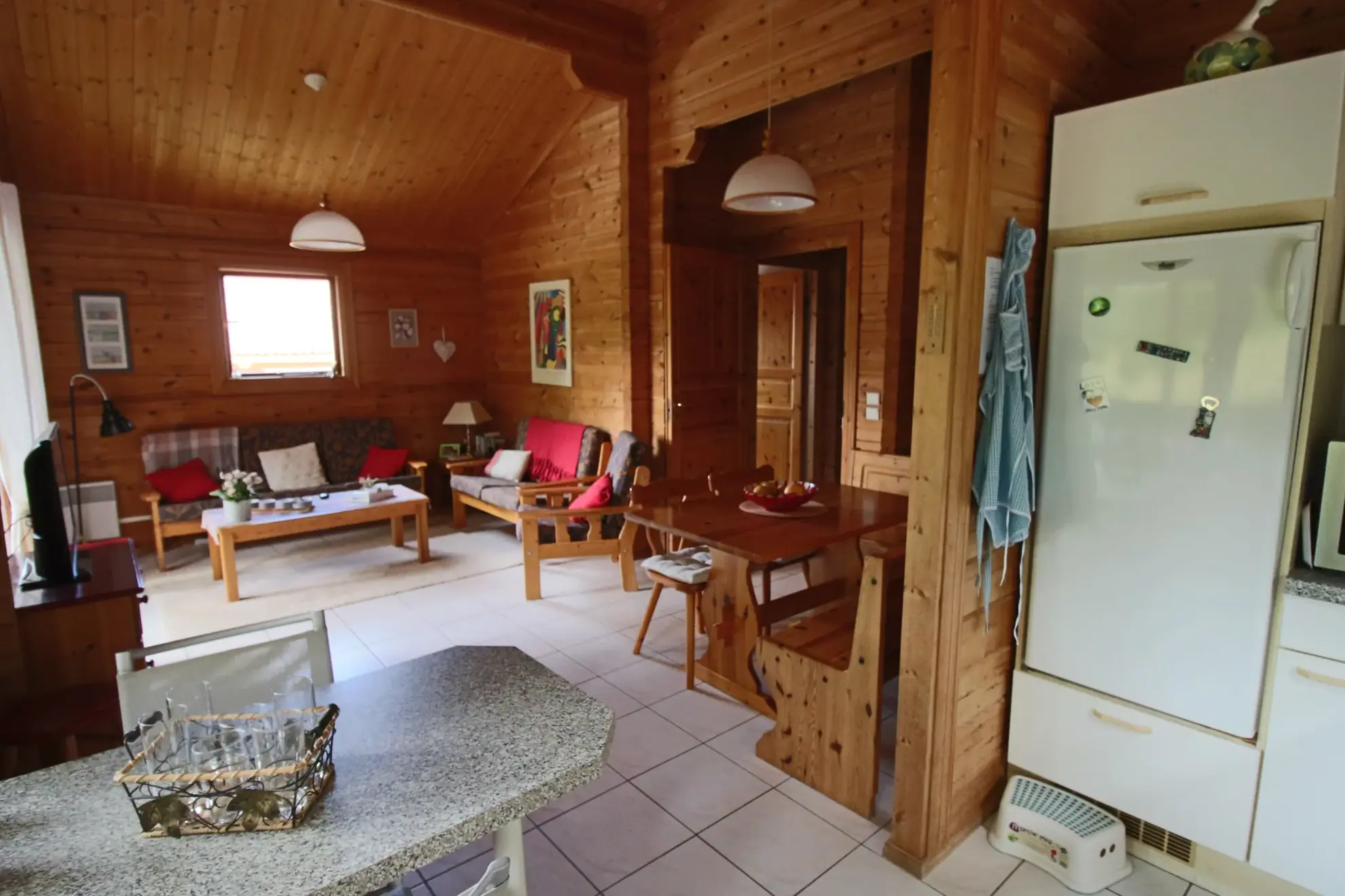 Chalet en bois de plain-pied avec vue sur la campagne à Mauroux 