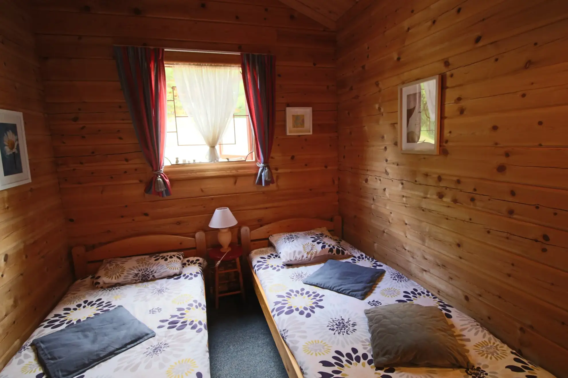 Chalet en bois de plain-pied avec vue sur la campagne à Mauroux 