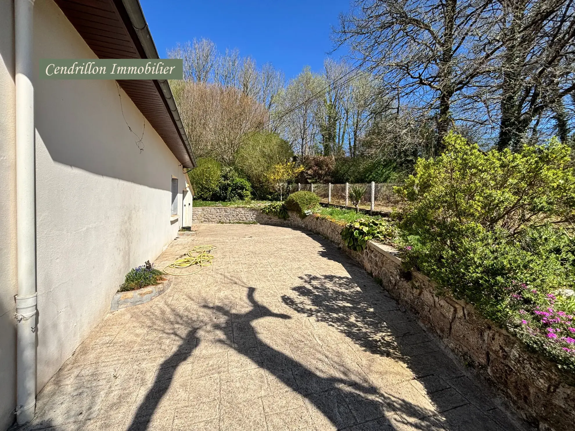 Belle maison année 70 avec grand jardin et garage à Bourganeuf 