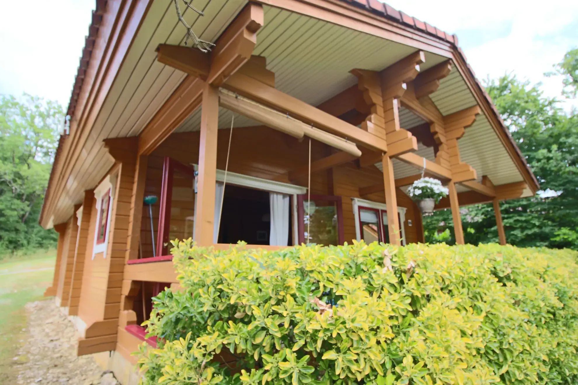 Chalet en bois de plain-pied avec vue sur la campagne à Mauroux
