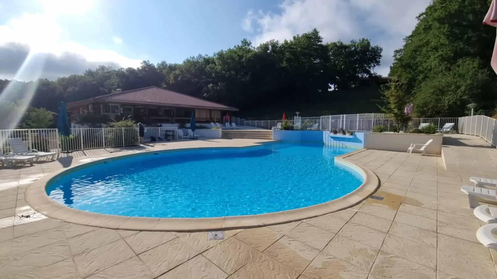 Chalet en bois de plain-pied avec vue sur la campagne à Mauroux 
