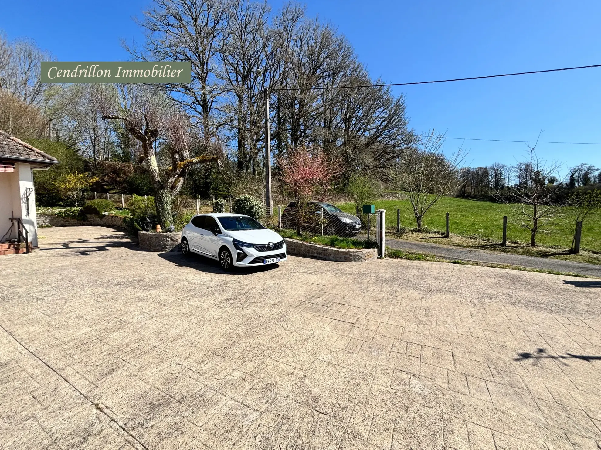 Belle maison année 70 avec grand jardin et garage à Bourganeuf 
