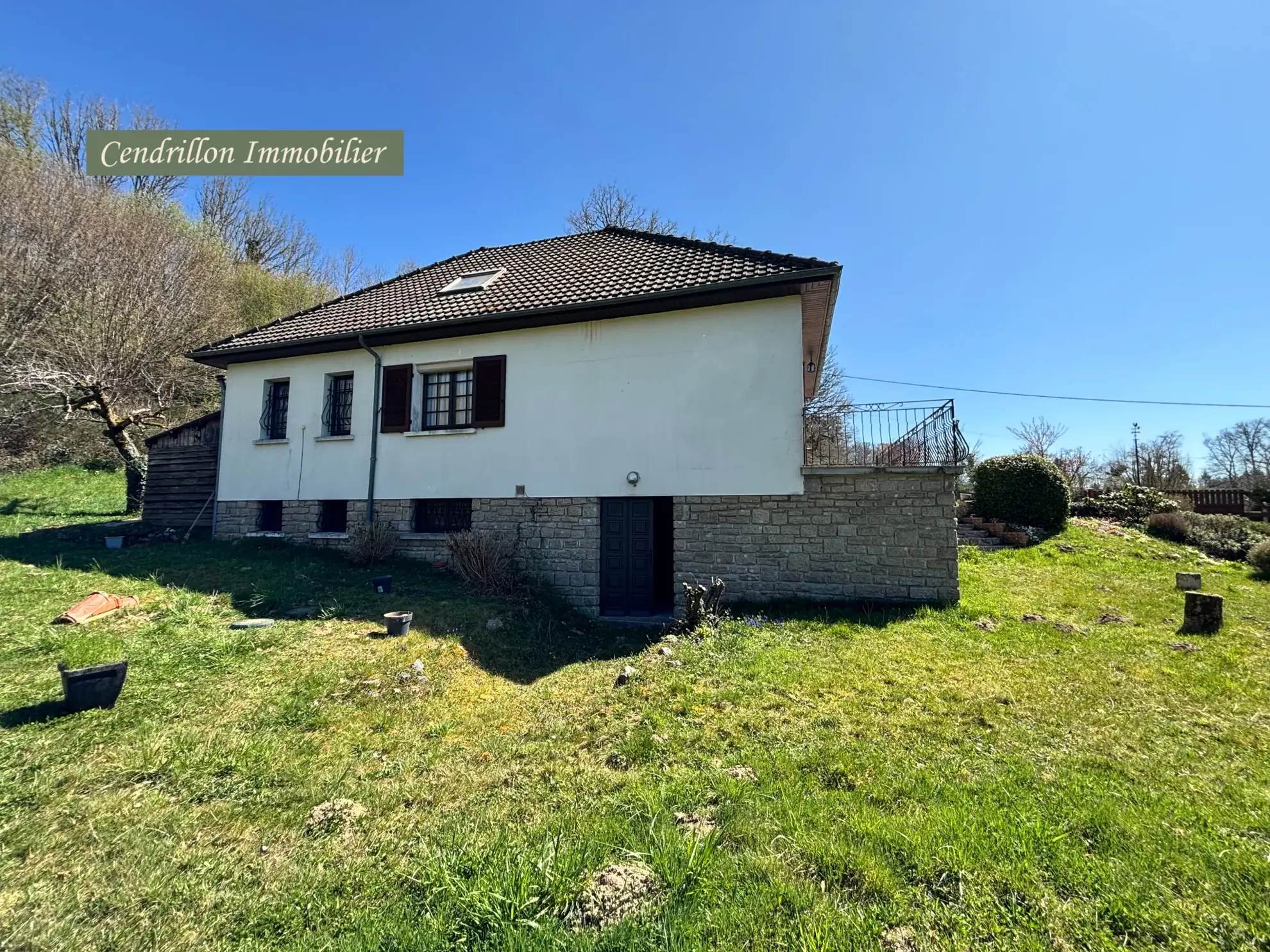 Belle maison année 70 avec grand jardin et garage à Bourganeuf 