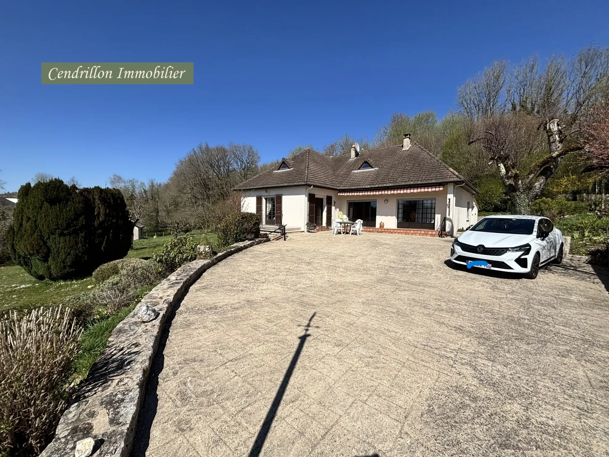 Belle maison année 70 avec grand jardin et garage à Bourganeuf 