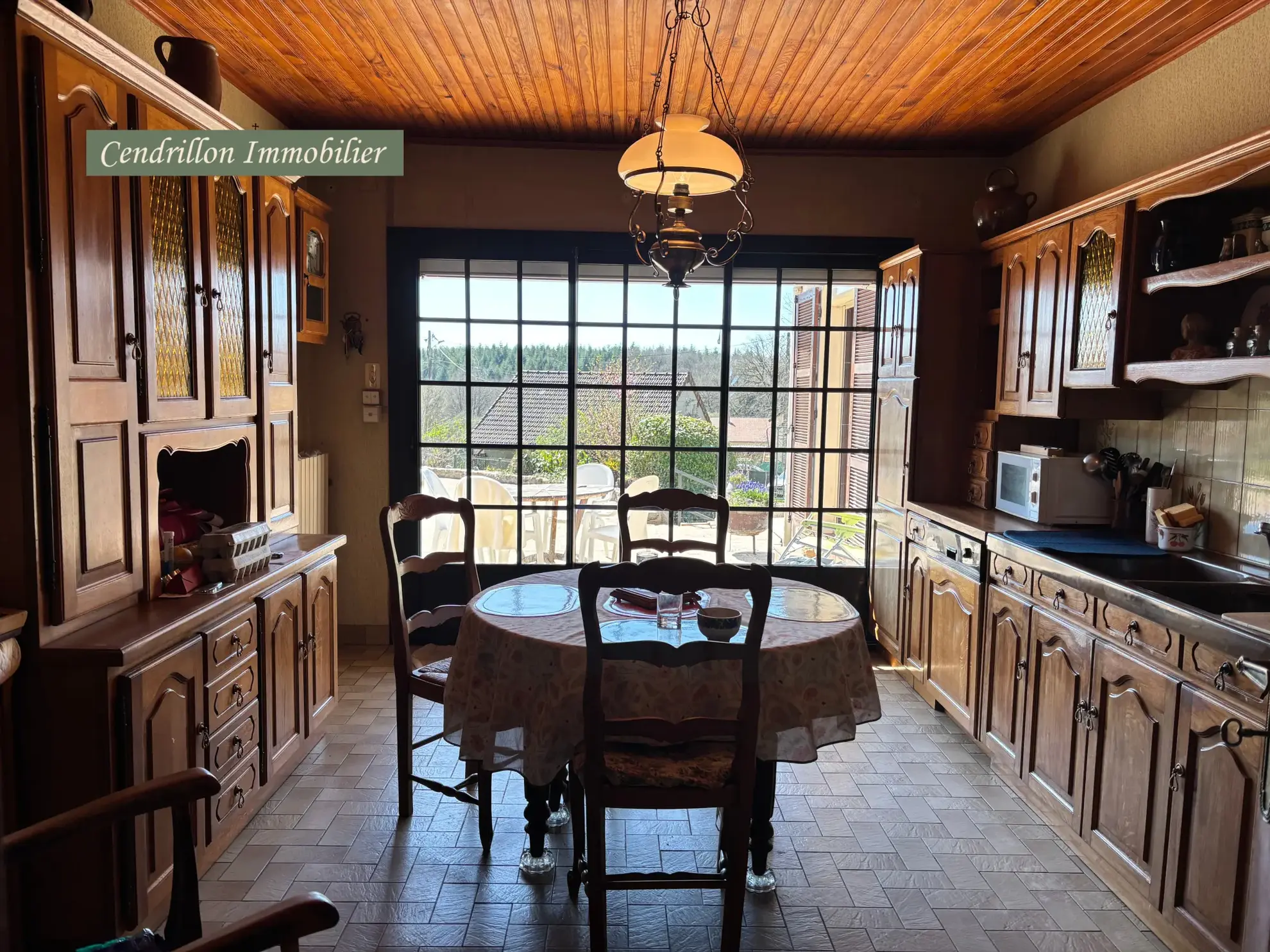 Belle maison année 70 avec grand jardin et garage à Bourganeuf 