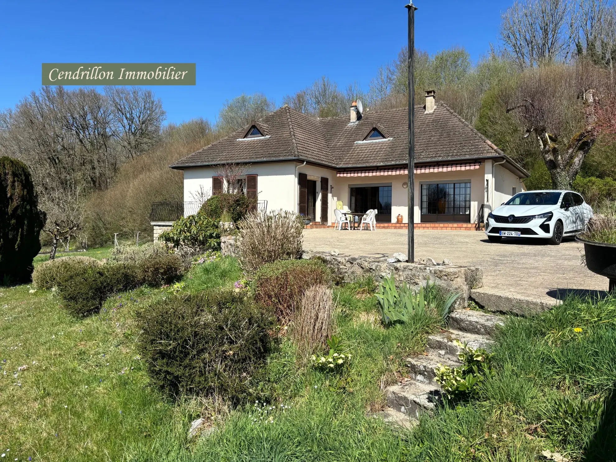 Belle maison année 70 avec grand jardin et garage à Bourganeuf 
