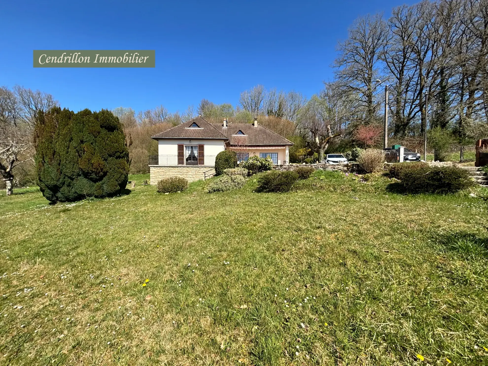 Belle maison année 70 avec grand jardin et garage à Bourganeuf 