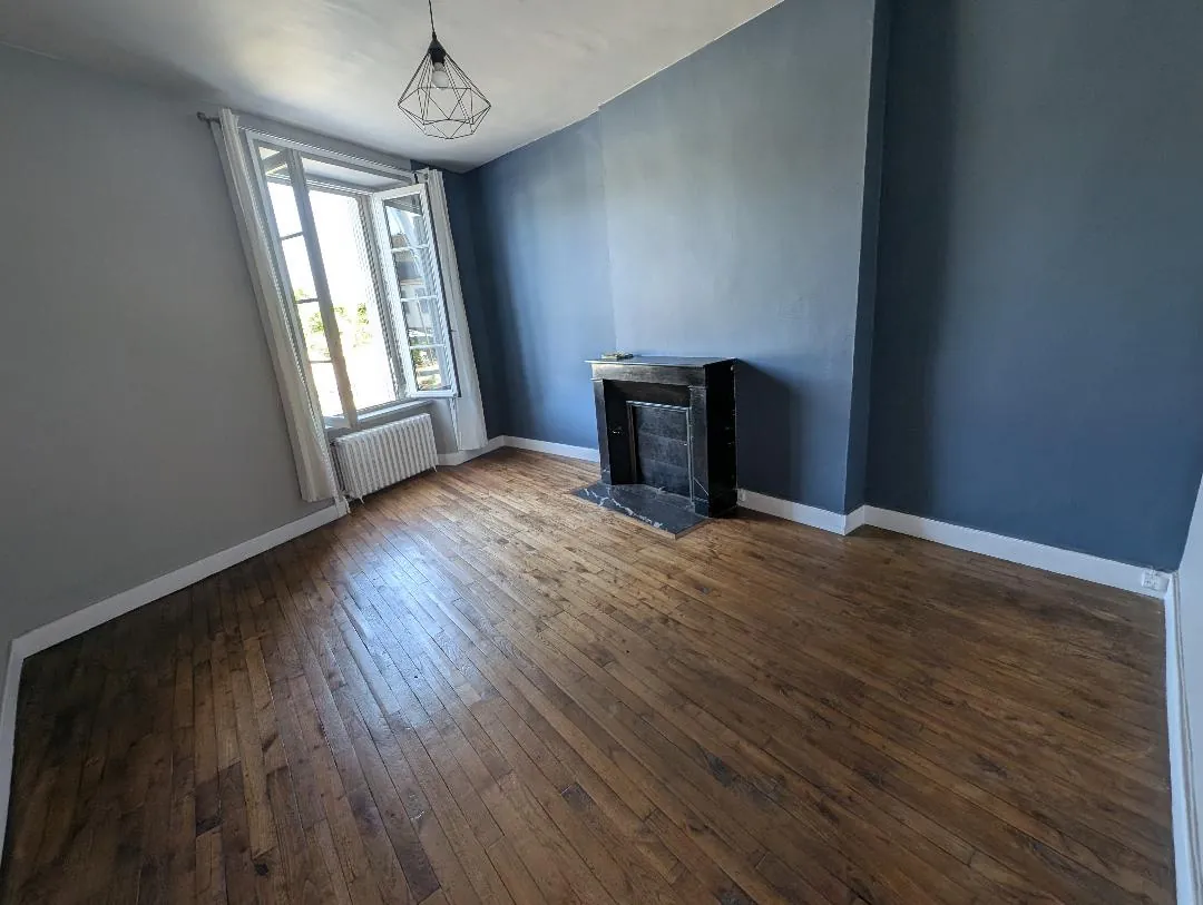 Maison rénovée avec 3 chambres à proximité de la Place de la Nation à St Yrieix La Perche 