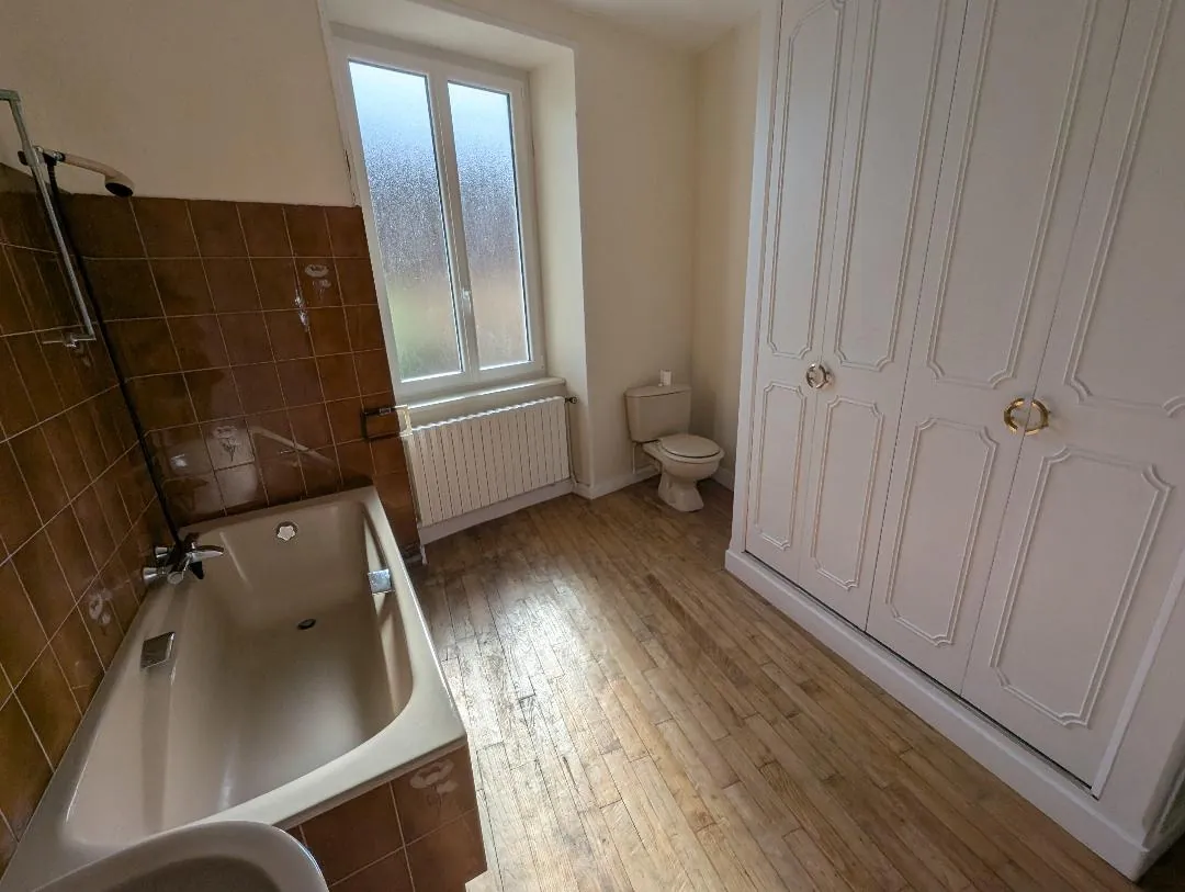 Maison rénovée avec 3 chambres à proximité de la Place de la Nation à St Yrieix La Perche 