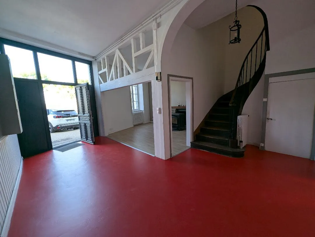 Maison rénovée avec 3 chambres à proximité de la Place de la Nation à St Yrieix La Perche 