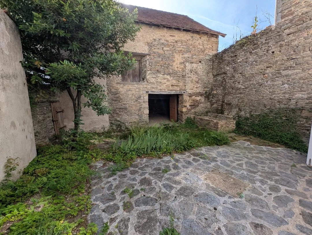 Maison rénovée avec 3 chambres à proximité de la Place de la Nation à St Yrieix La Perche 